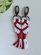 Macramé klíčenka pro dva - srdce (set 2 ks) v červené barvě se silnější karabinou.