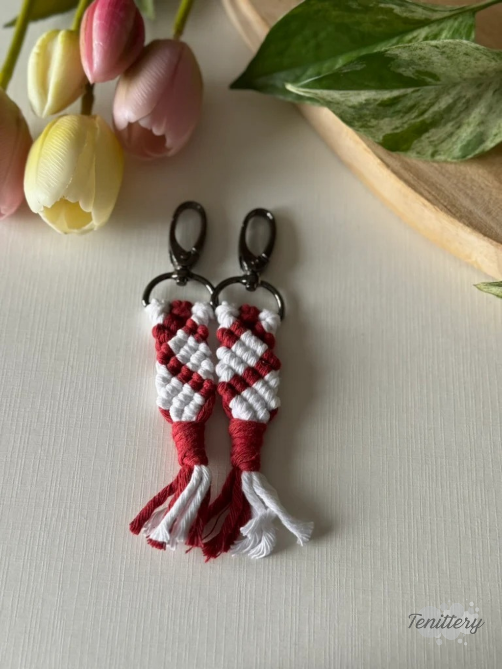 Macramé klíčenka pro dva - srdce (set 2 ks) v červené barvě se silnější karabinou.