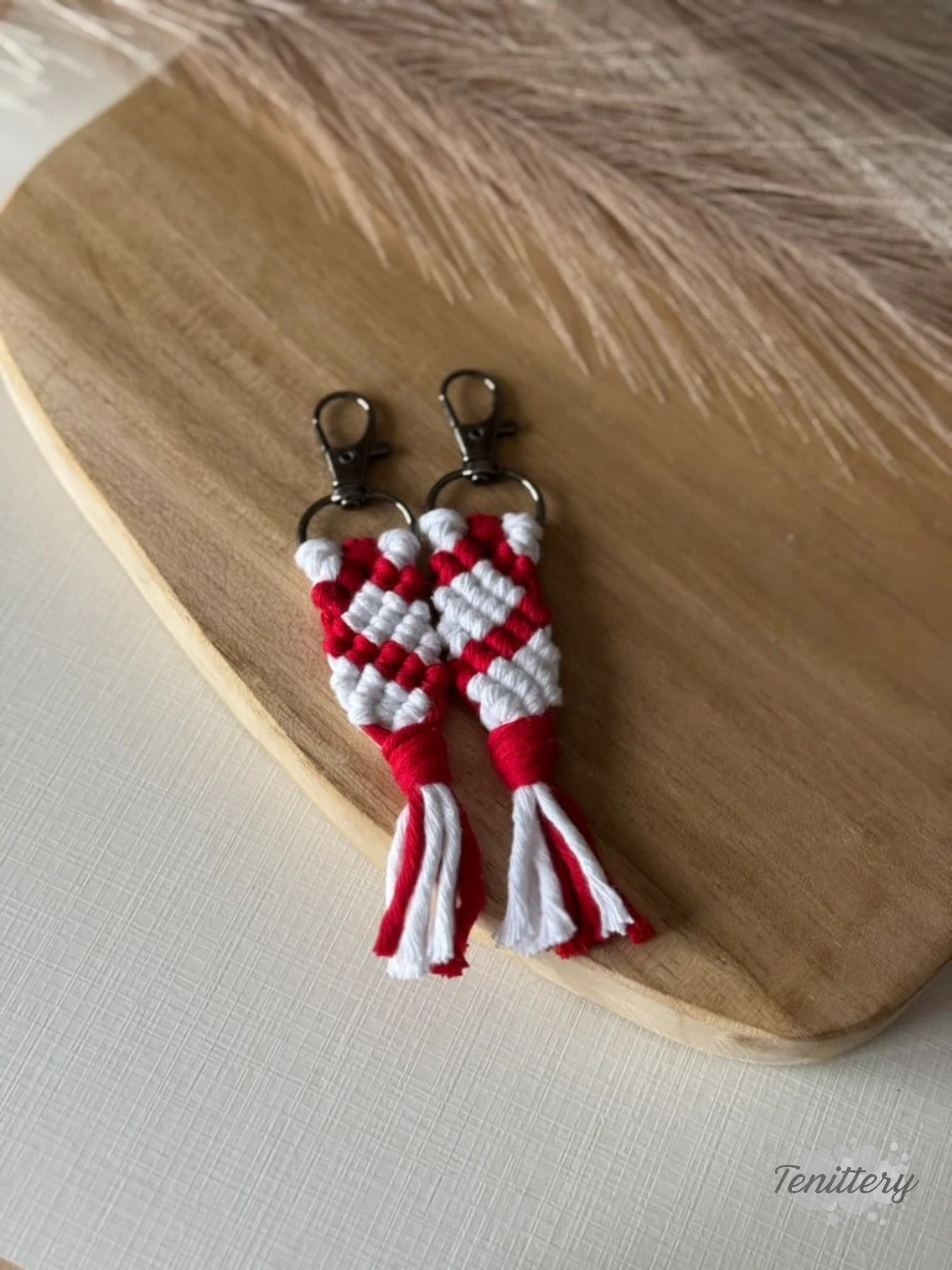Macramé klíčenka pro dva - srdce (set 2 ks) v červené barvě.