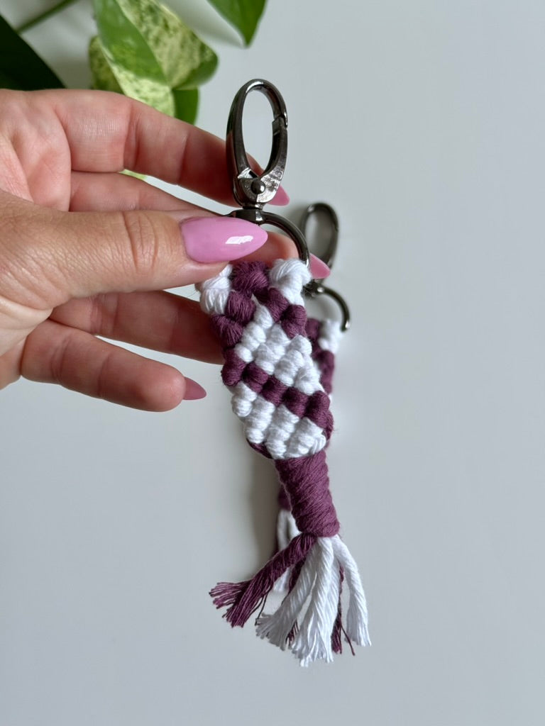 Macramé klíčenka pro dva - srdce (set 2 ks) ve fialové barvě se silnější karabinou - v ruce.