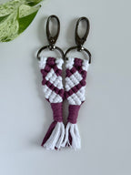 Macramé klíčenka pro dva - srdce (set 2 ks) ve fialové barvě se silnější karabinou.