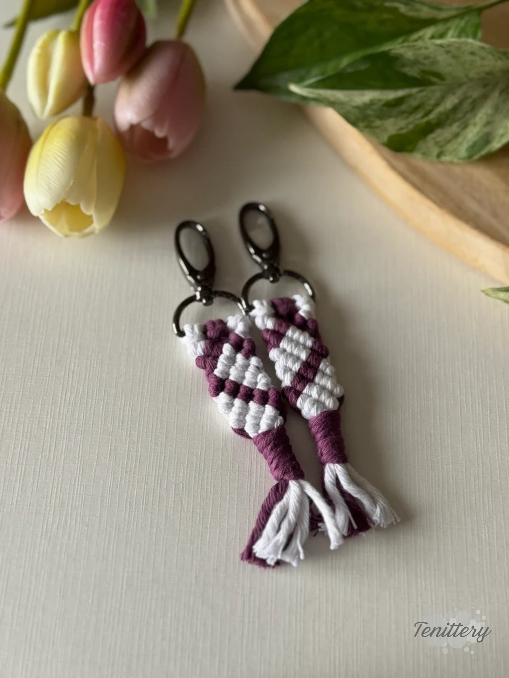 Macramé klíčenka pro dva - srdce (set 2 ks) ve fialové barvě se silnější karabinou.