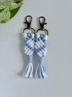 Macramé klíčenka pro dva - srdce (set 2 ks) ve světle modré barvě.