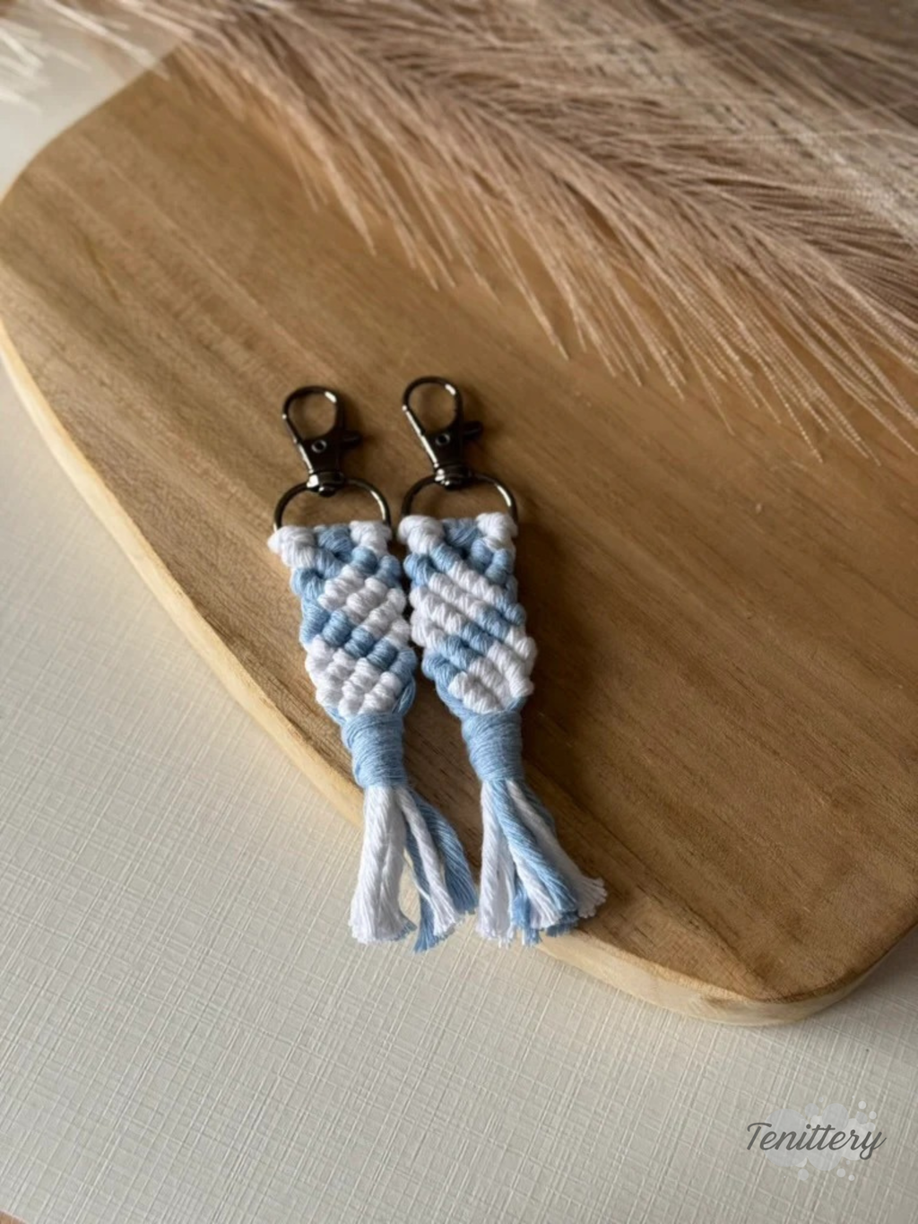 Macramé klíčenka pro dva - srdce (set 2 ks) ve světle modré barvě.