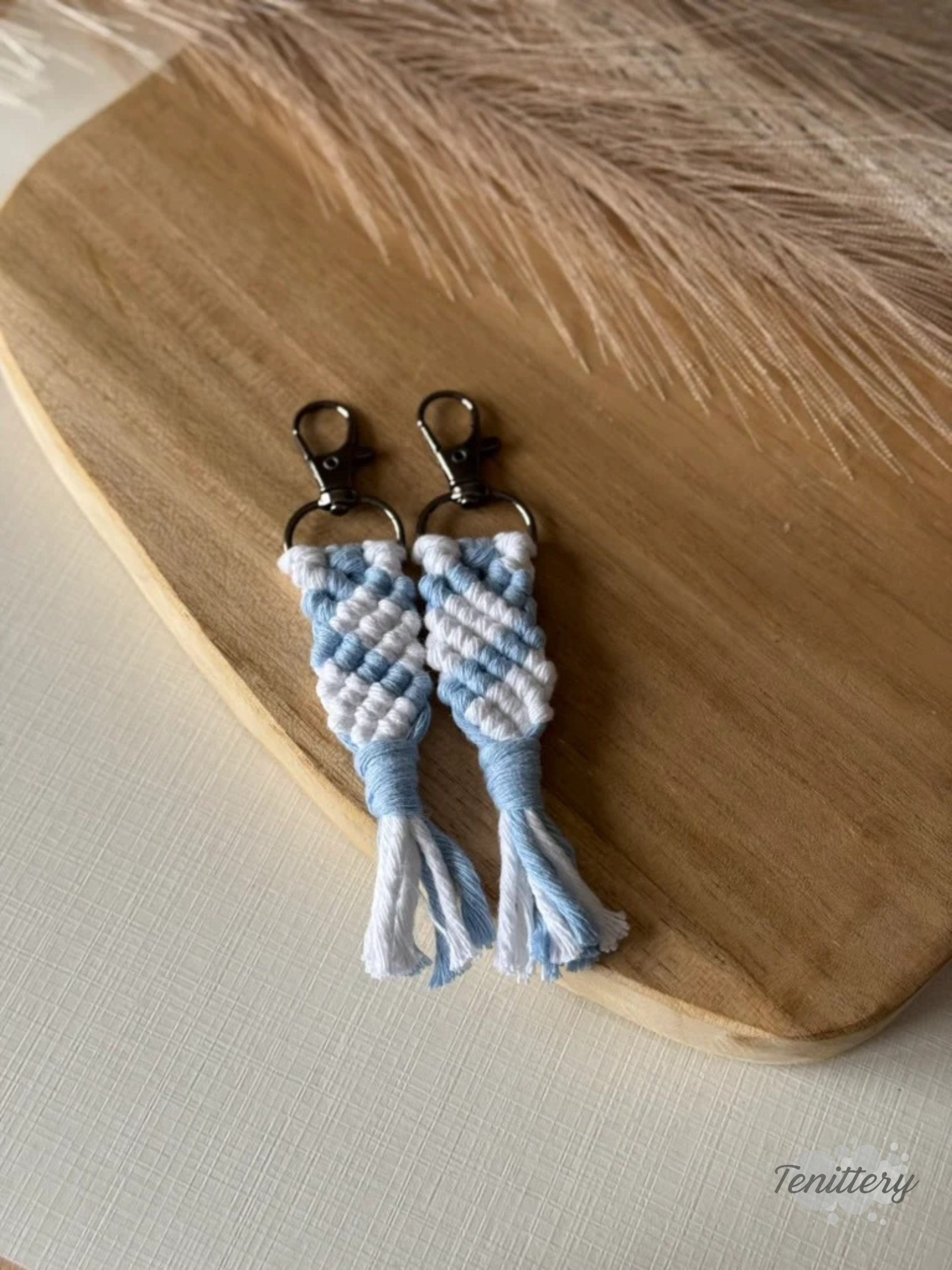 Macramé klíčenka pro dva - srdce (set 2 ks) ve světle modré barvě.