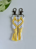 Macramé klíčenka pro dva - srdce (set 2 ks) ve světle žluté barvě.