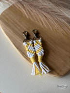 Macramé klíčenka pro dva - srdce (set 2 ks) ve světle žluté barvě.