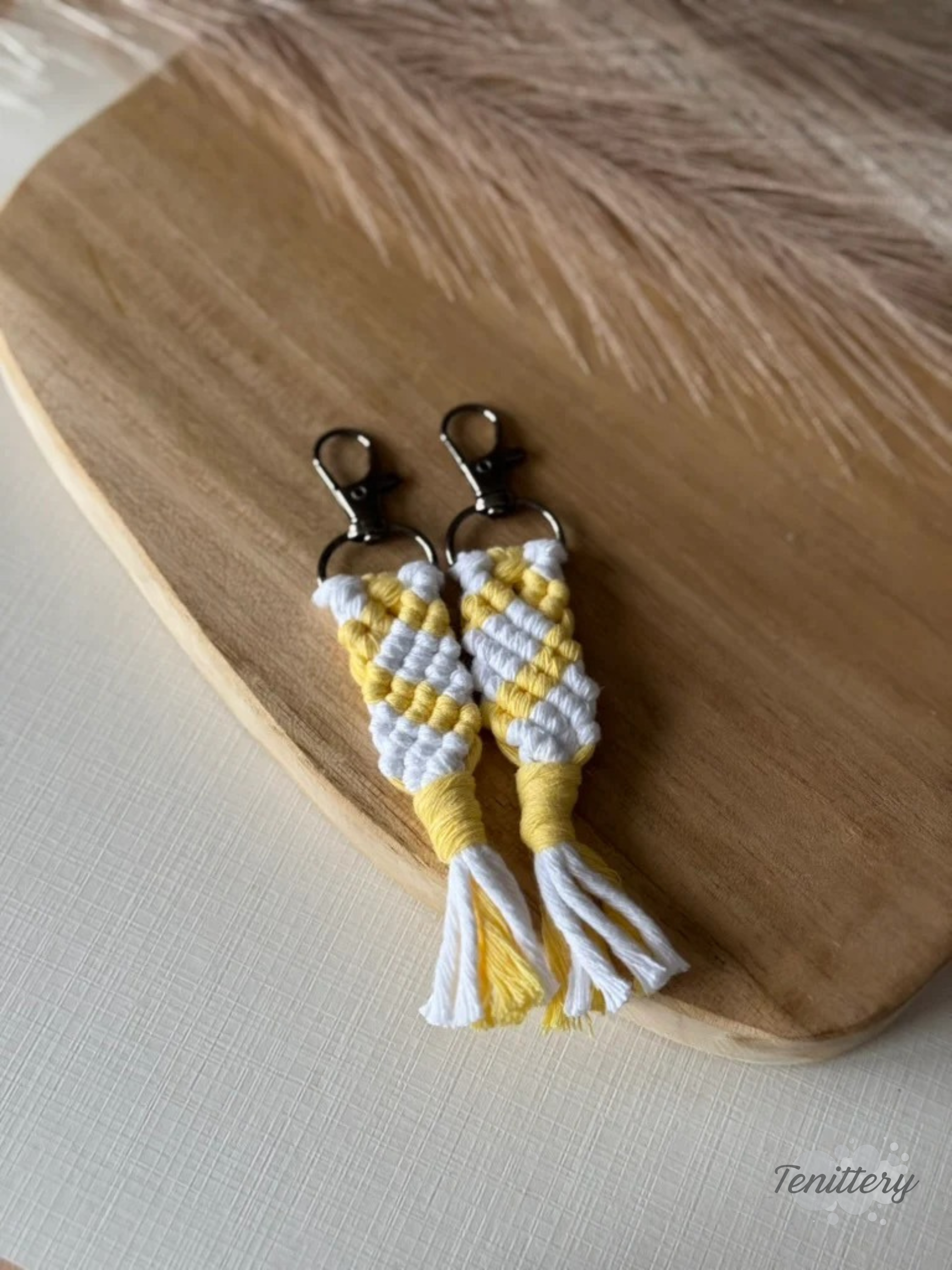 Macramé klíčenka pro dva - srdce (set 2 ks) ve světle žluté barvě.