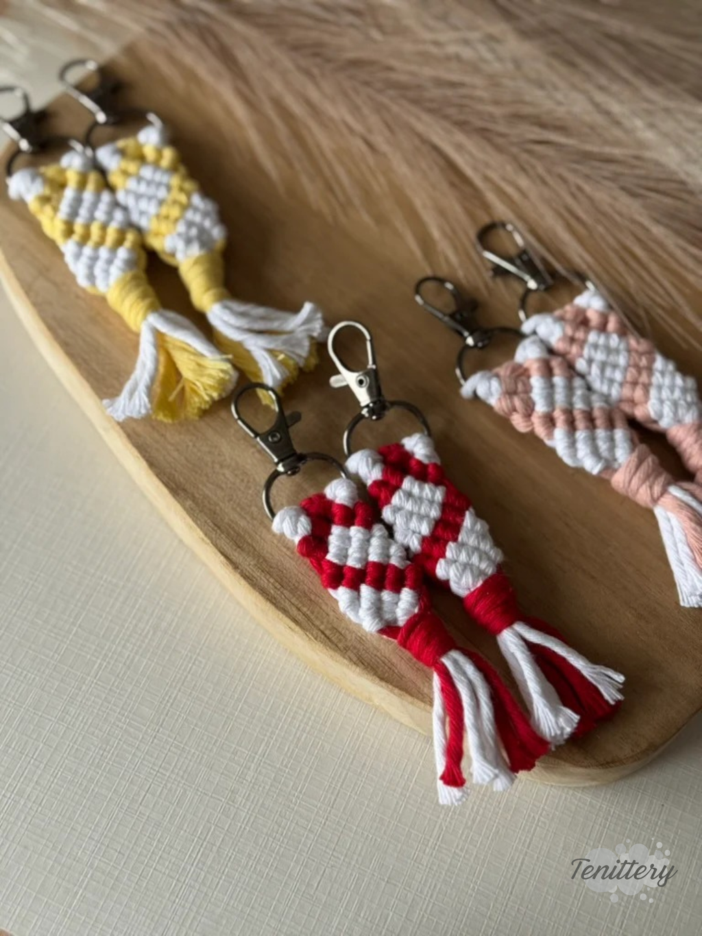 Macramé klíčenka pro dva - srdce (set 2 ks) - v různých barvách.