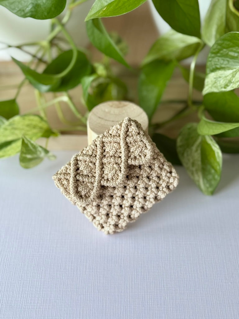 Macramé peněženka v béžové barvě.