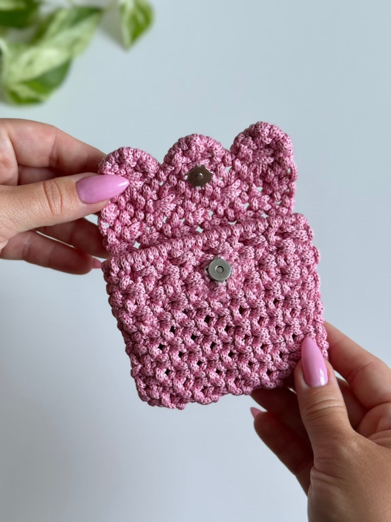 Macramé peněženka v růžové barvě v ruce - otevřená.
