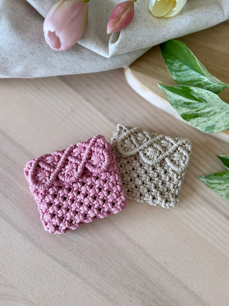 Macramé peněženka v ruzných barvách.