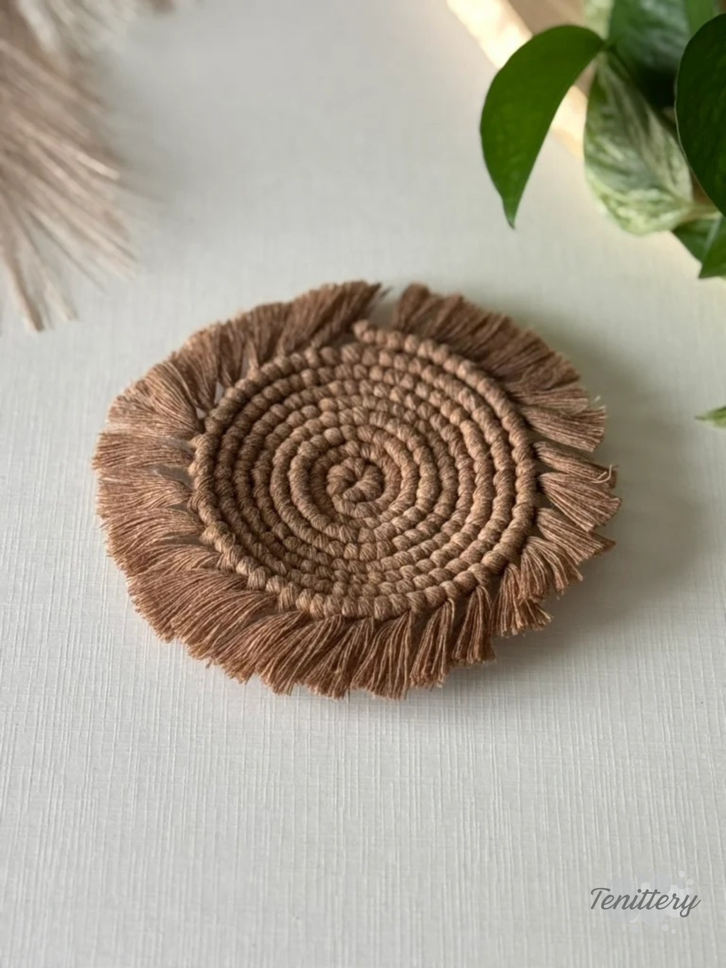 Macramé podtácek CIRCLE v hnědé barvě.