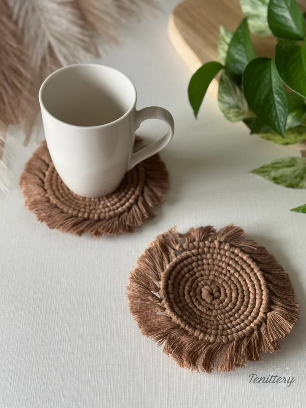 Macramé podtácky CIRCLE (sada 2 ks) v hnědé barvě.
