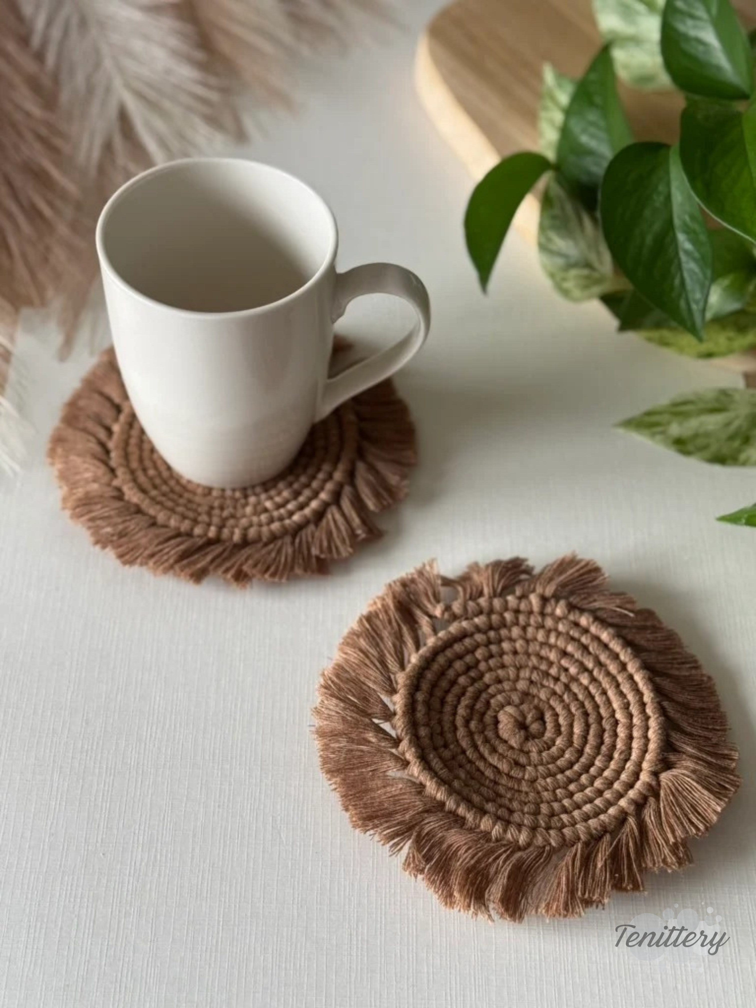 Macramé podtácky CIRCLE (sada 2 ks) v hnědé barvě.