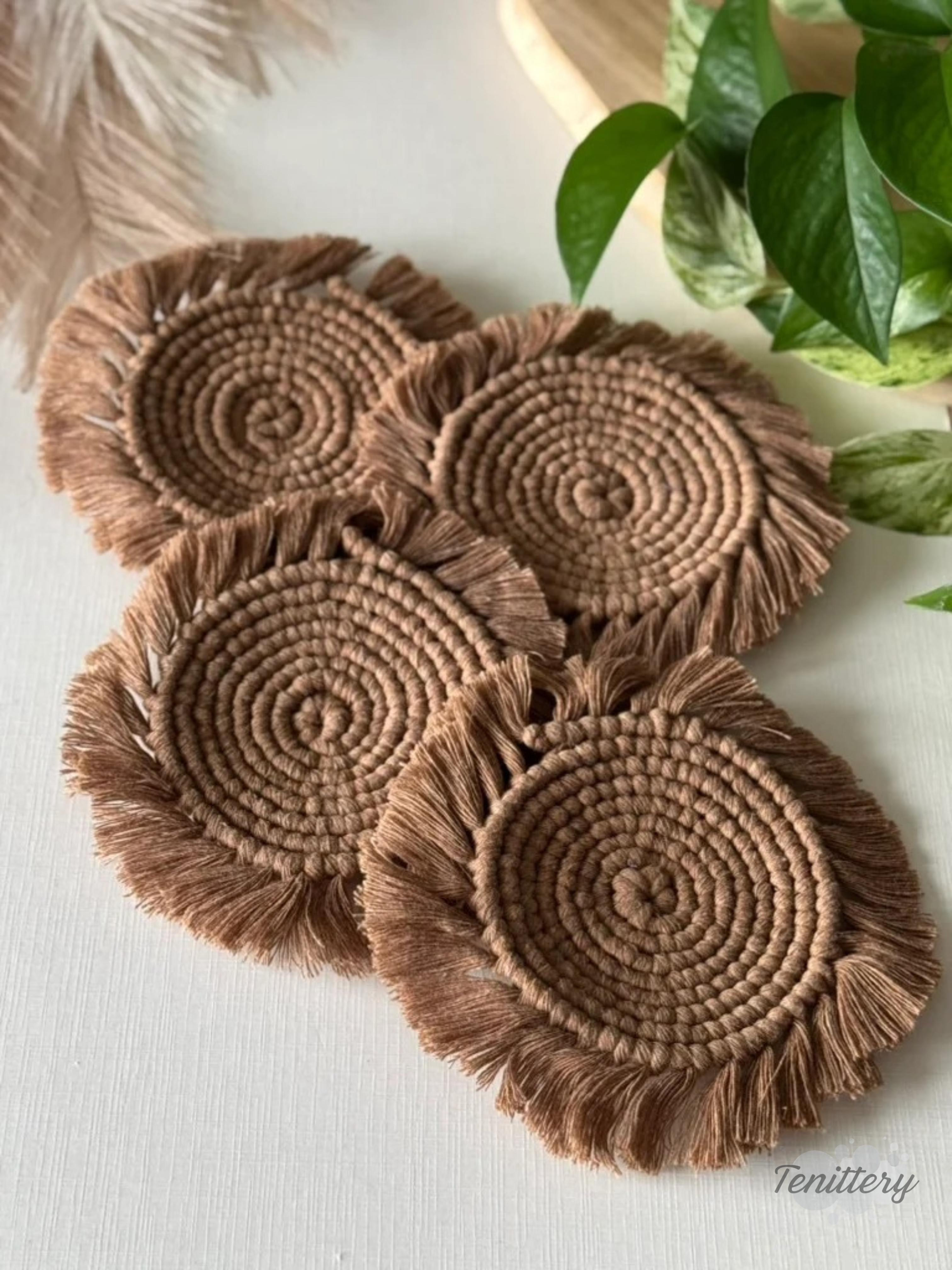 Macramé podtácky CIRCLE (sada 4 ks) v hnědé barvě.