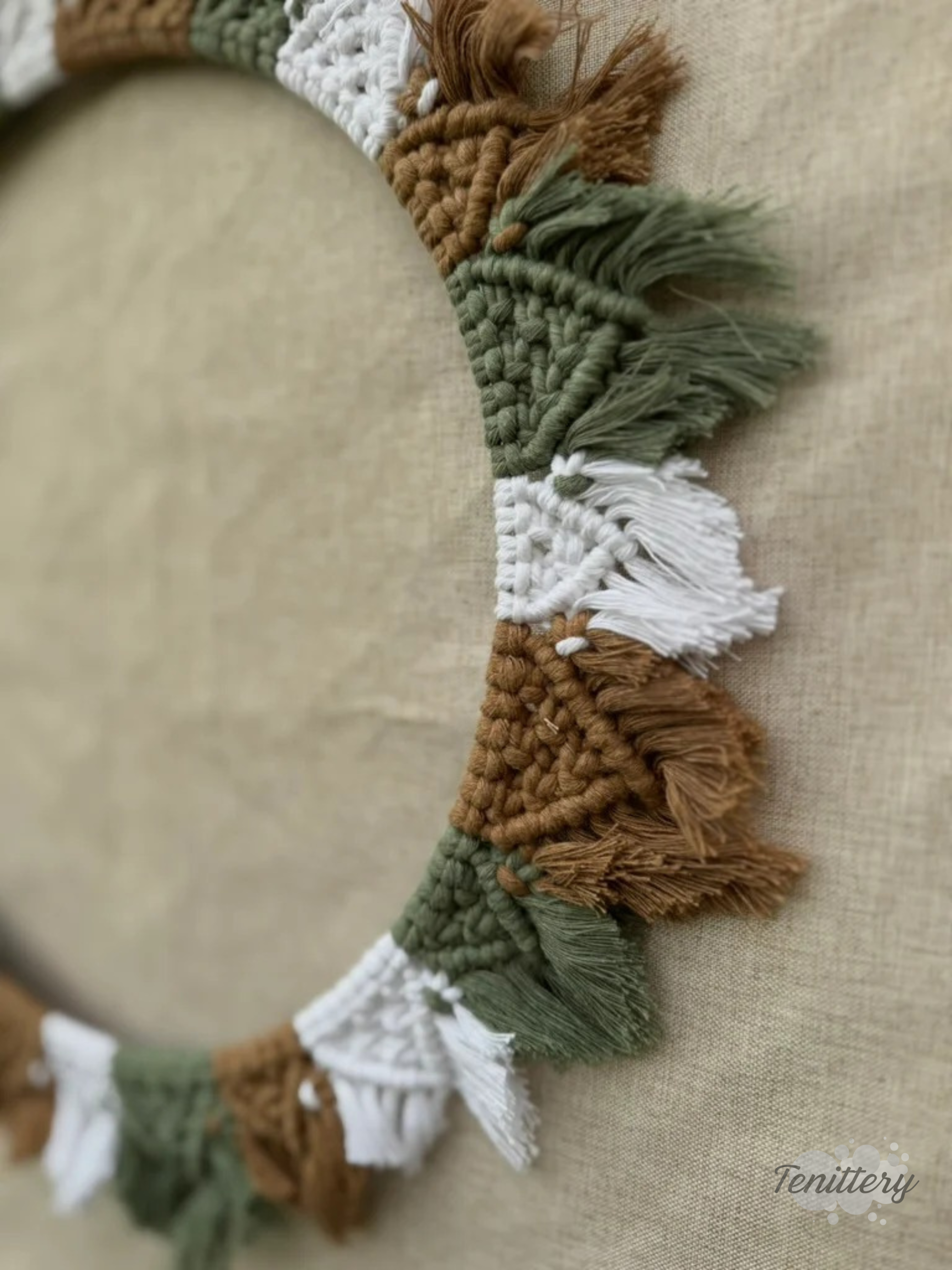 Macramé nástěnná dekorace DALIA v bílé, olivové a hnědé barvě - detail.
