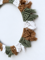 Macramé nástěnná dekorace DALIA v bílé, olivové a hnědé barvě - detail.
