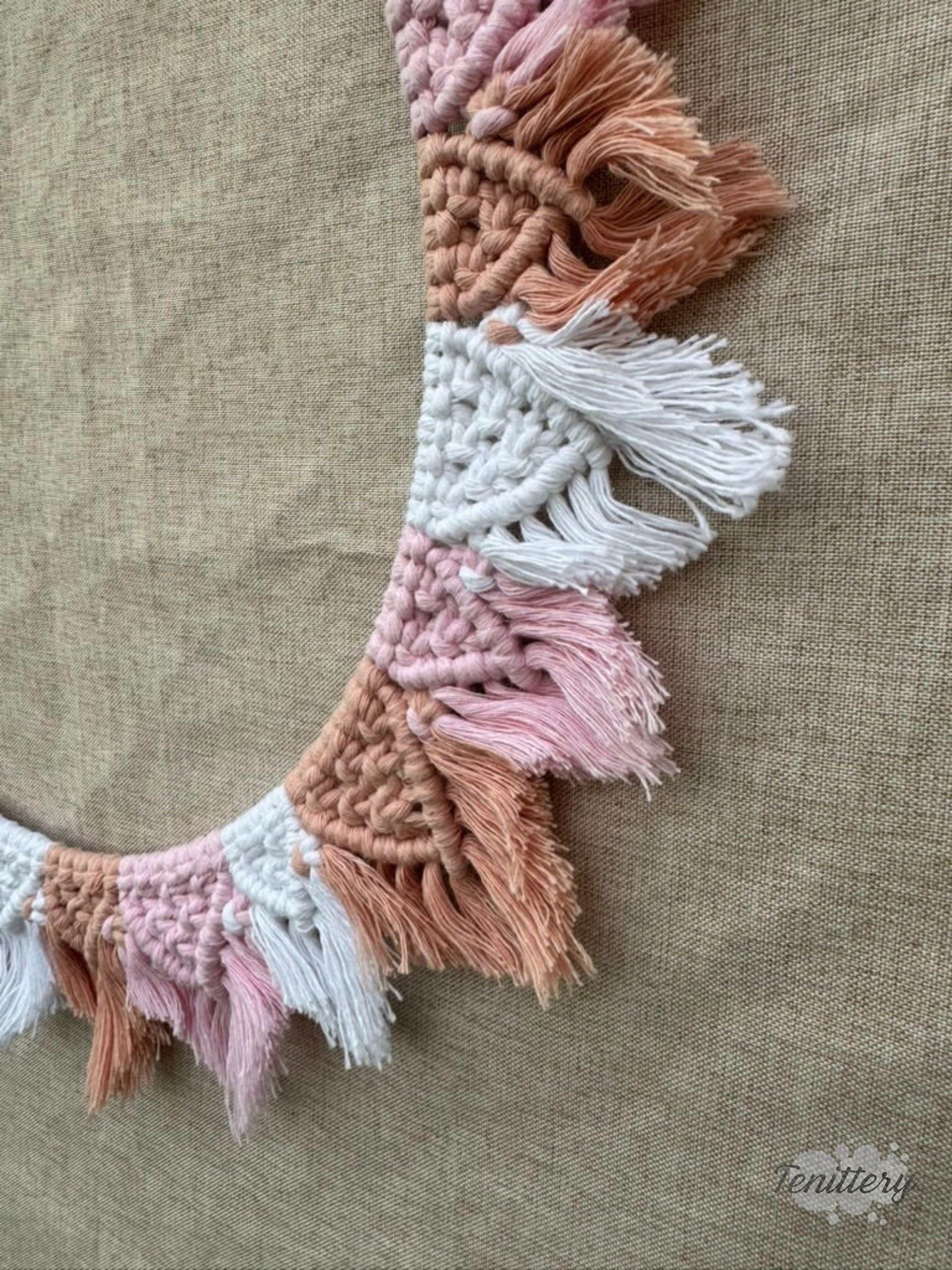 Macramé nástěnná dekorace DALIA v bílé, světle růžové a meruňkové barvě - detail.