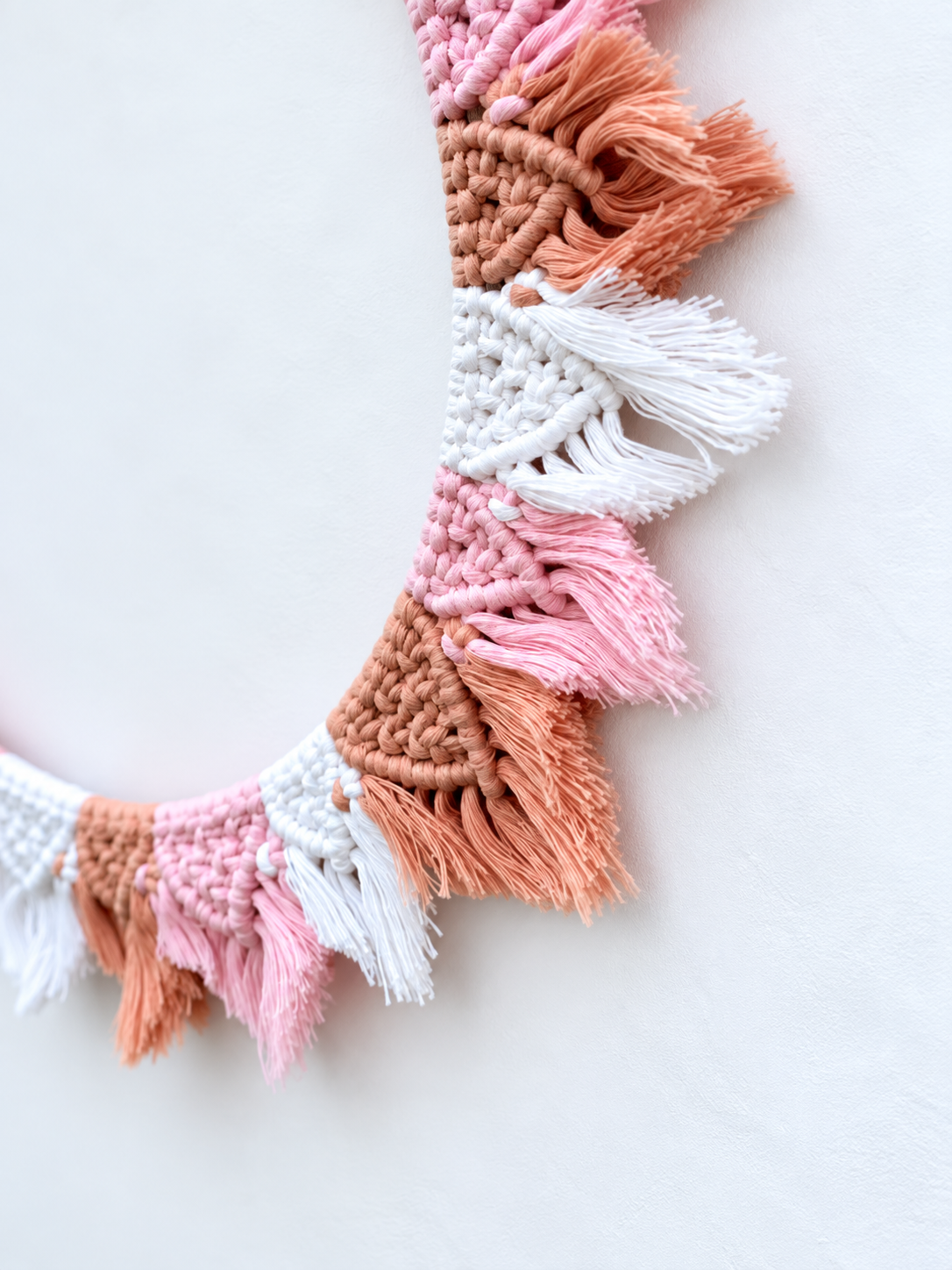 Macramé nástěnná dekorace DALIA v bílé, světle růžové a meruňkové barvě - detail.