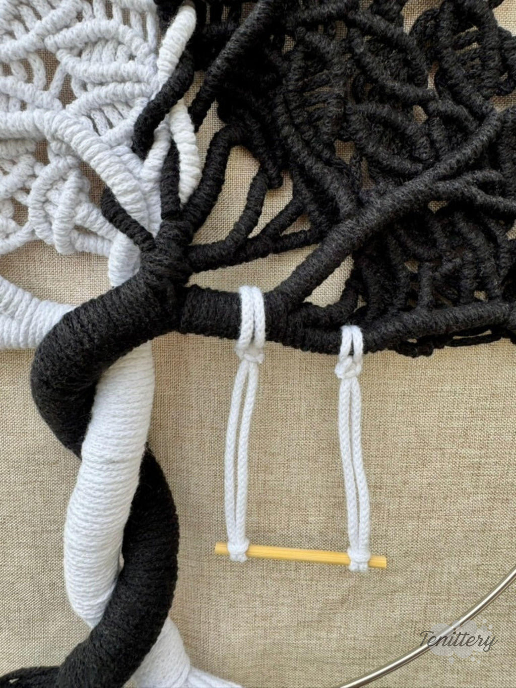 Nástěnná dekorace - NAREL Strom života s houpačkou v černobílé barvě - detail houpačky.