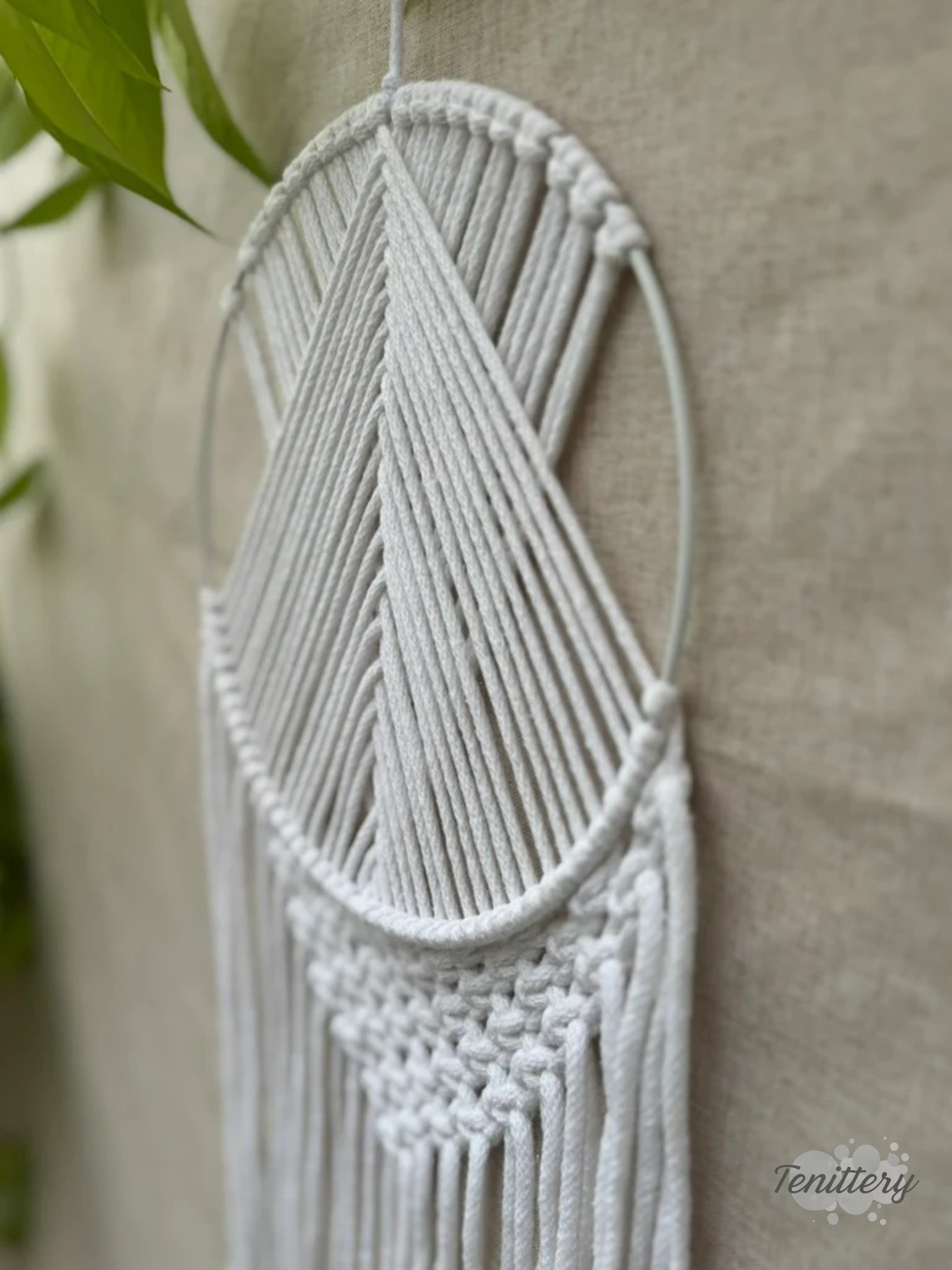 Macramé nástěnná dekorace TESS v bílé barvě - detail z boku.