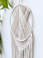 Macramé nástěnná dekorace TESS v bílé barvě - detail z boku.
