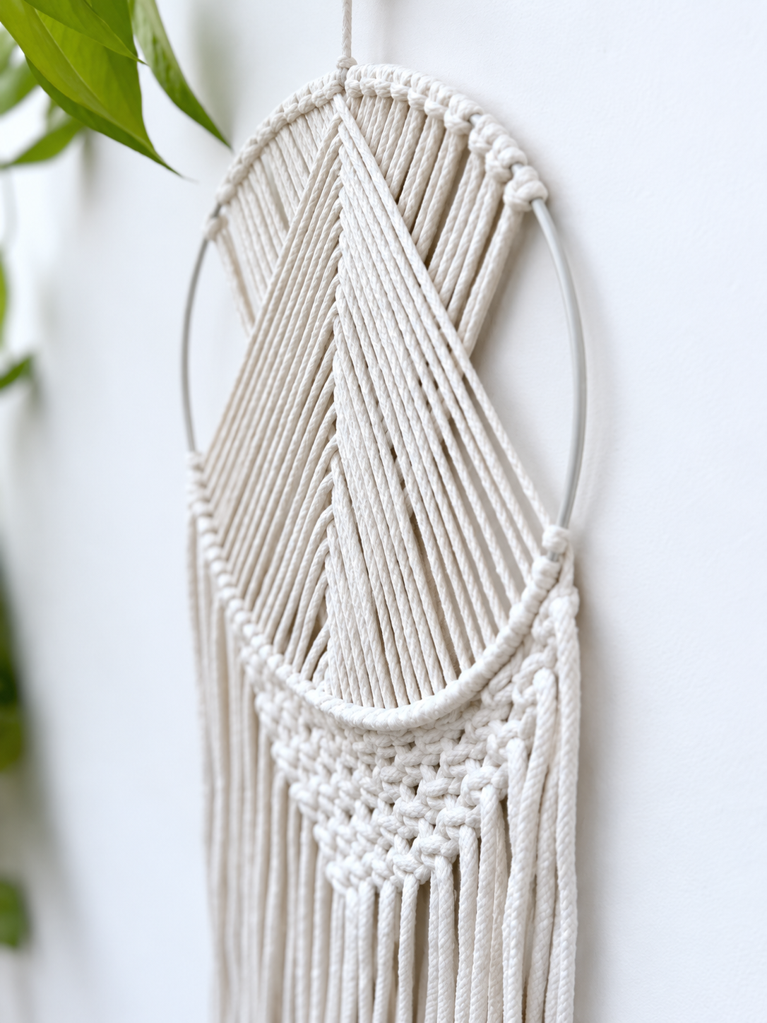 Macramé nástěnná dekorace TESS v bílé barvě - detail z boku.