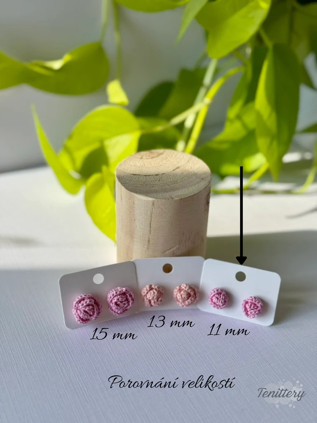 Háčkované náušnice ve tvaru růžiček, o velikosti 11 mm s puzetami z chirurgické oceli v růžových odstínech. Porovnání velikostí.