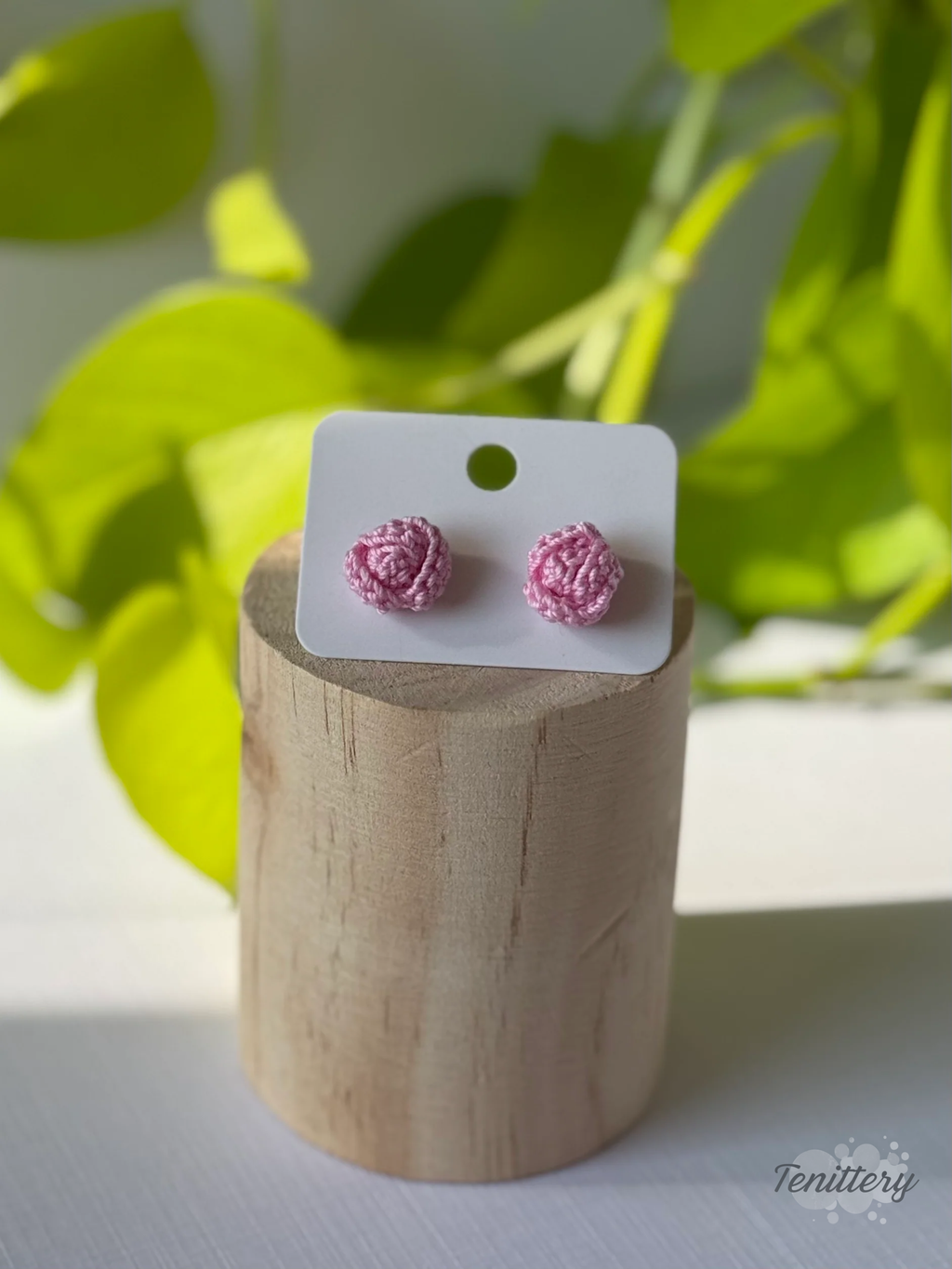 Háčkované náušnice ve tvaru růžiček, o velikosti 11 mm s puzetami z chirurgické oceli v růžové barvě.