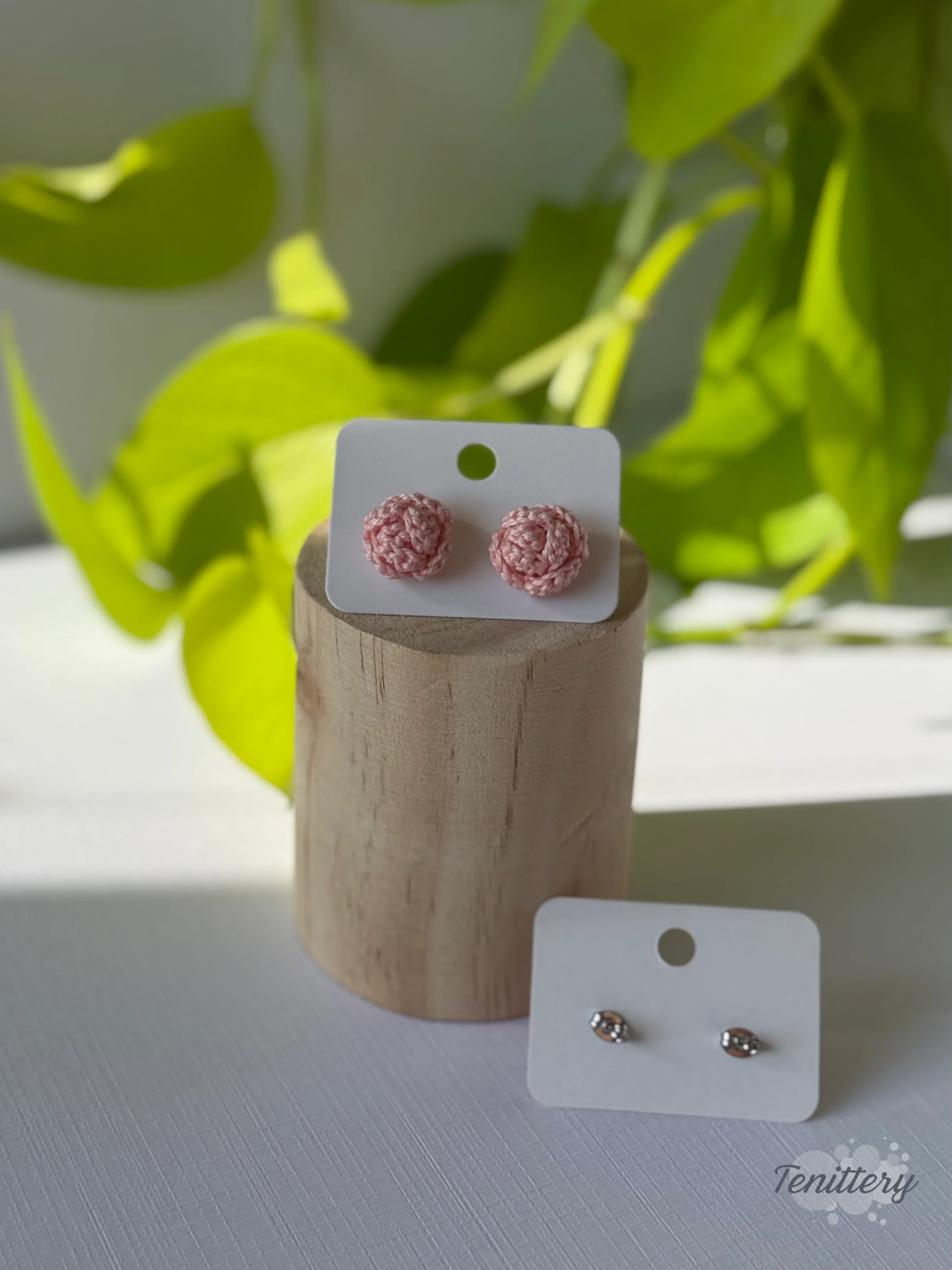 Háčkované náušnice ve tvaru růžiček, o velikosti 13 mm s puzetami z chirurgické oceli v meruňkové barvě s puzetami.
