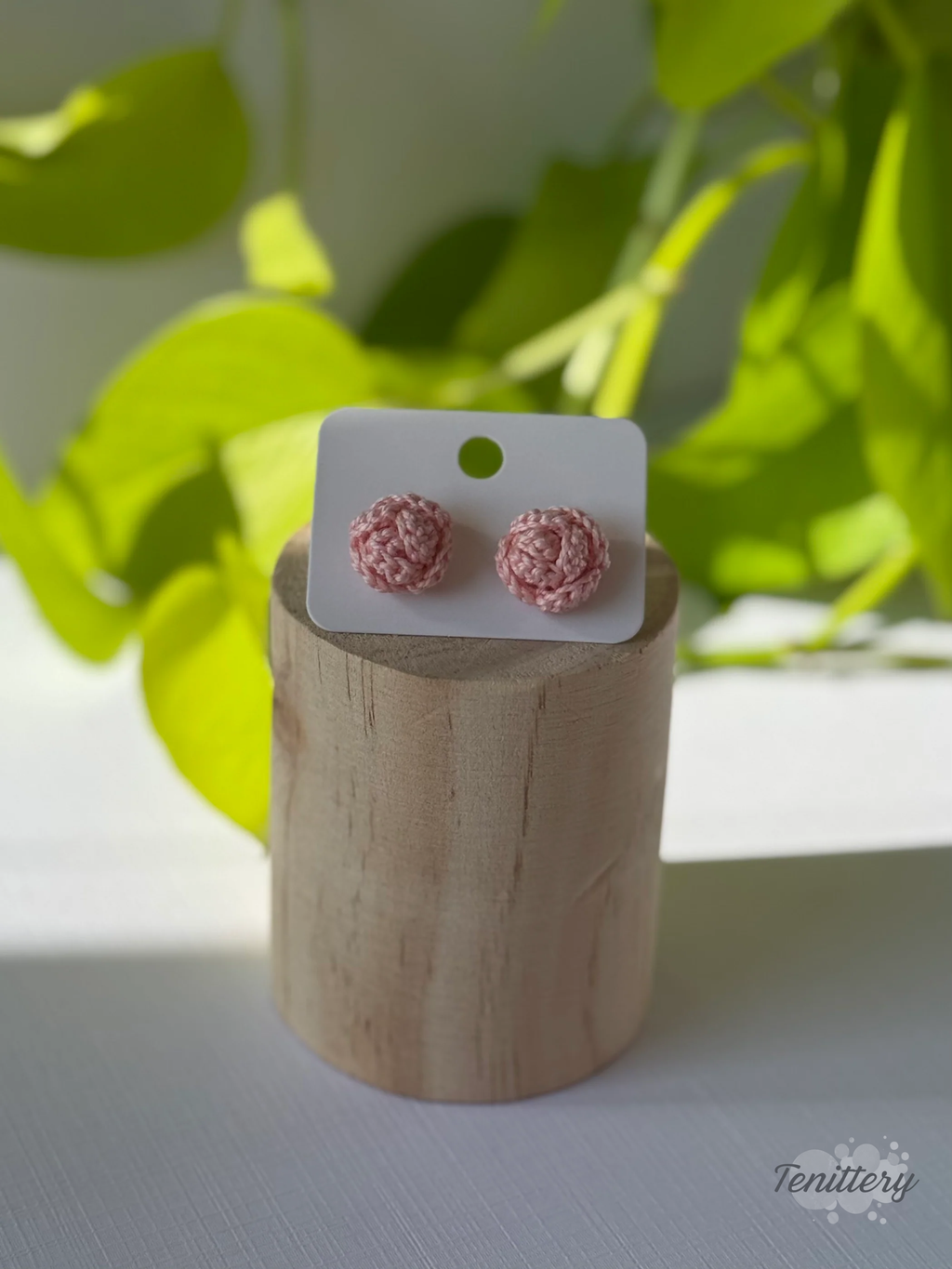 Háčkované náušnice ve tvaru růžiček, o velikosti 13 mm s puzetami z chirurgické oceli v meruňkové barvě.