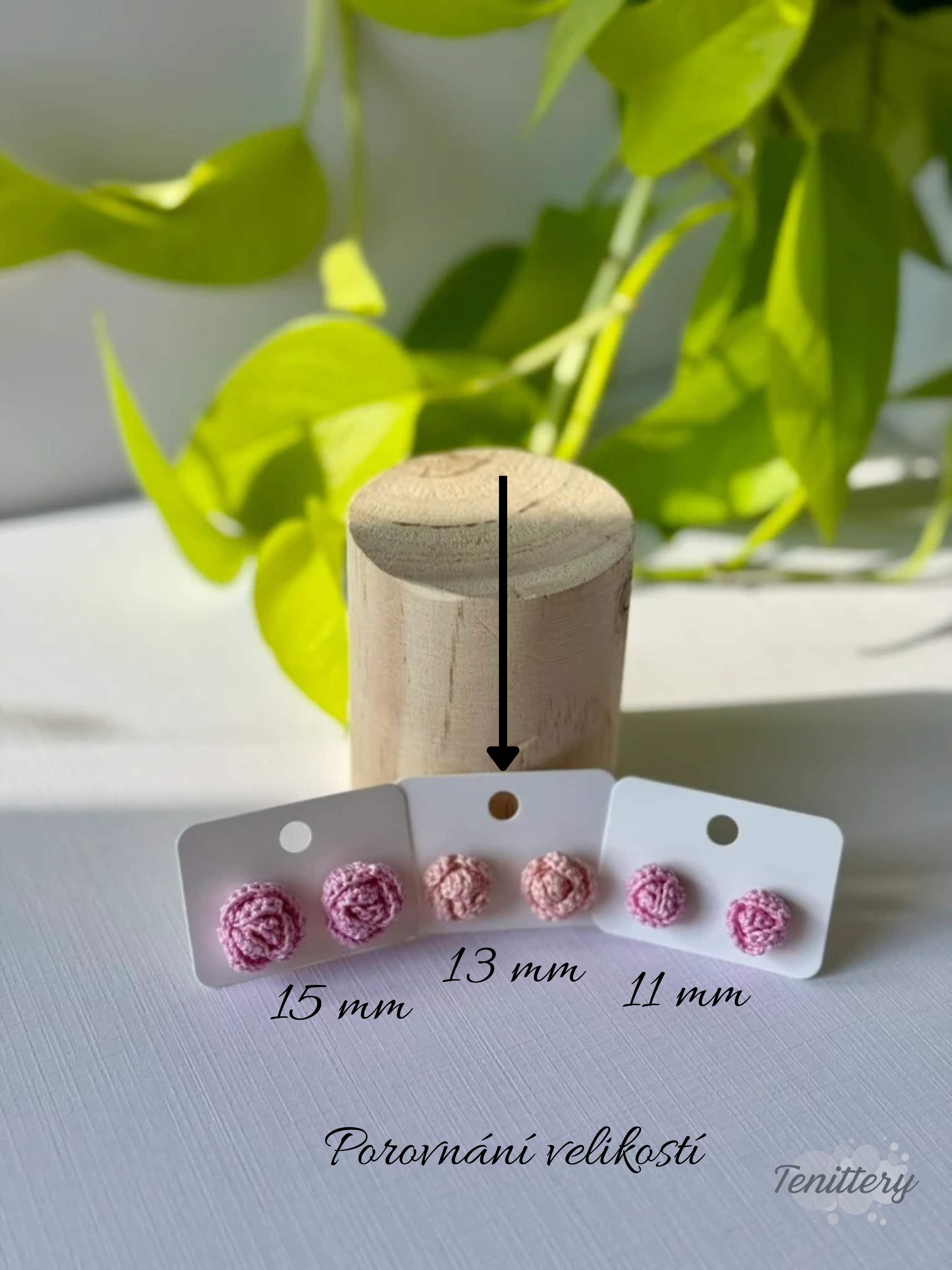 Háčkované náušnice ve tvaru růžiček, o velikosti 13 mm s puzetami z chirurgické oceli v růžových odstínech. Porovnání velikostí.