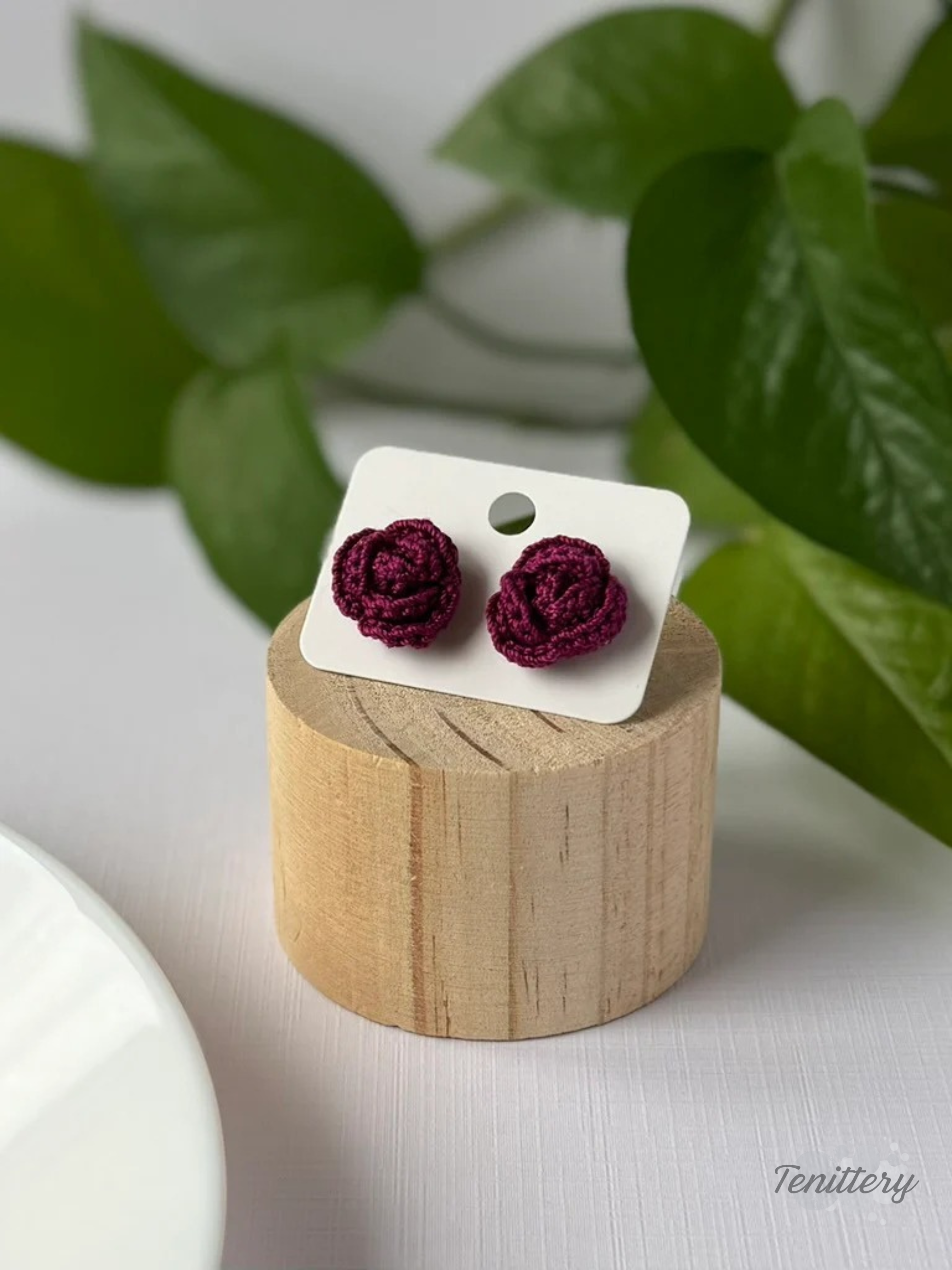 Háčkované náušnice ve tvaru růžiček, o velikosti 15 mm s puzetami z chirurgické oceli ve fuchsiové barvě.