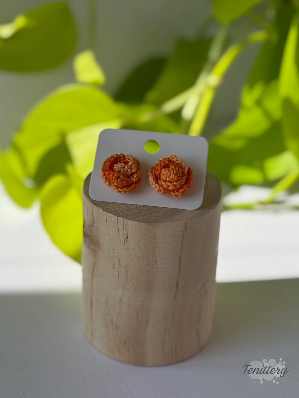 Háčkované náušnice ve tvaru růžiček, o velikosti 15 mm s puzetami z chirurgické oceli v ombré oranžových odstínech.