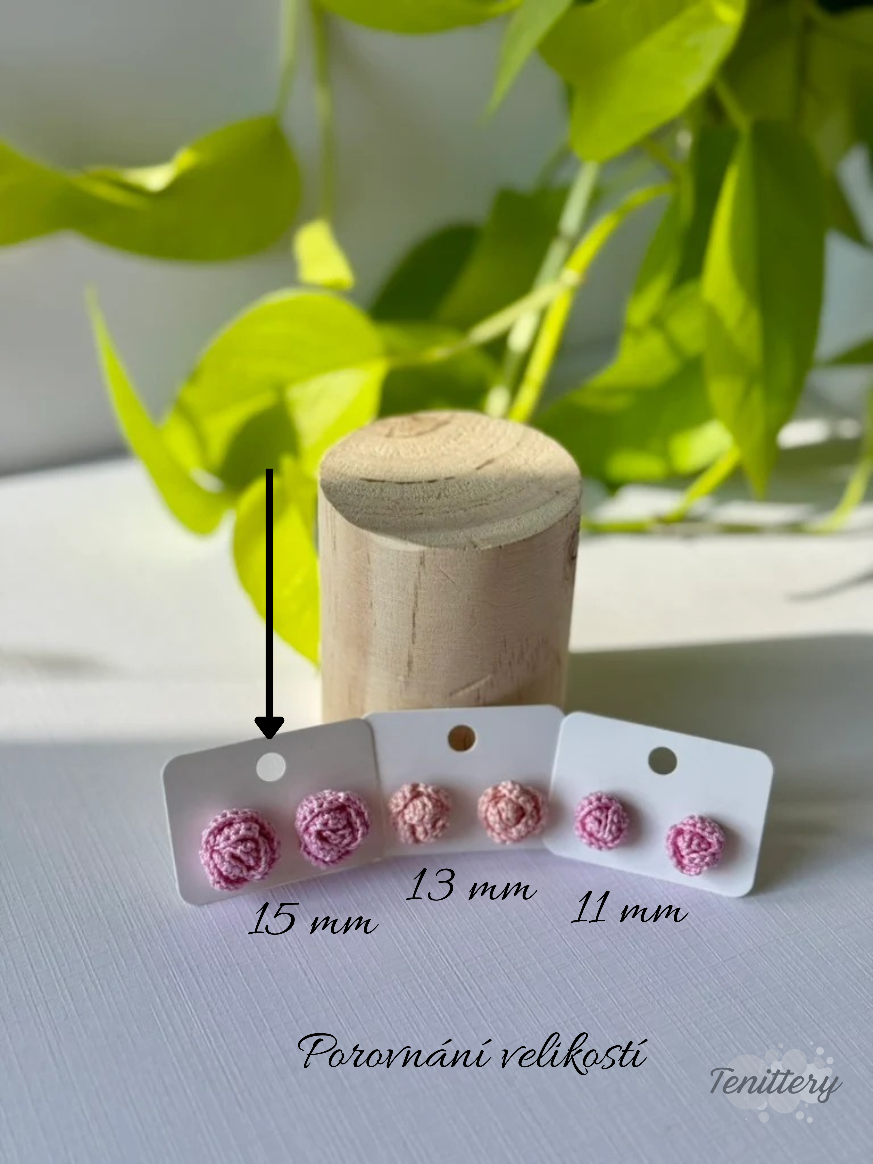 Háčkované náušnice ve tvaru růžiček, o velikosti 15 mm s puzetami z chirurgické oceli v růžových odstínech. Porovnání velikostí.