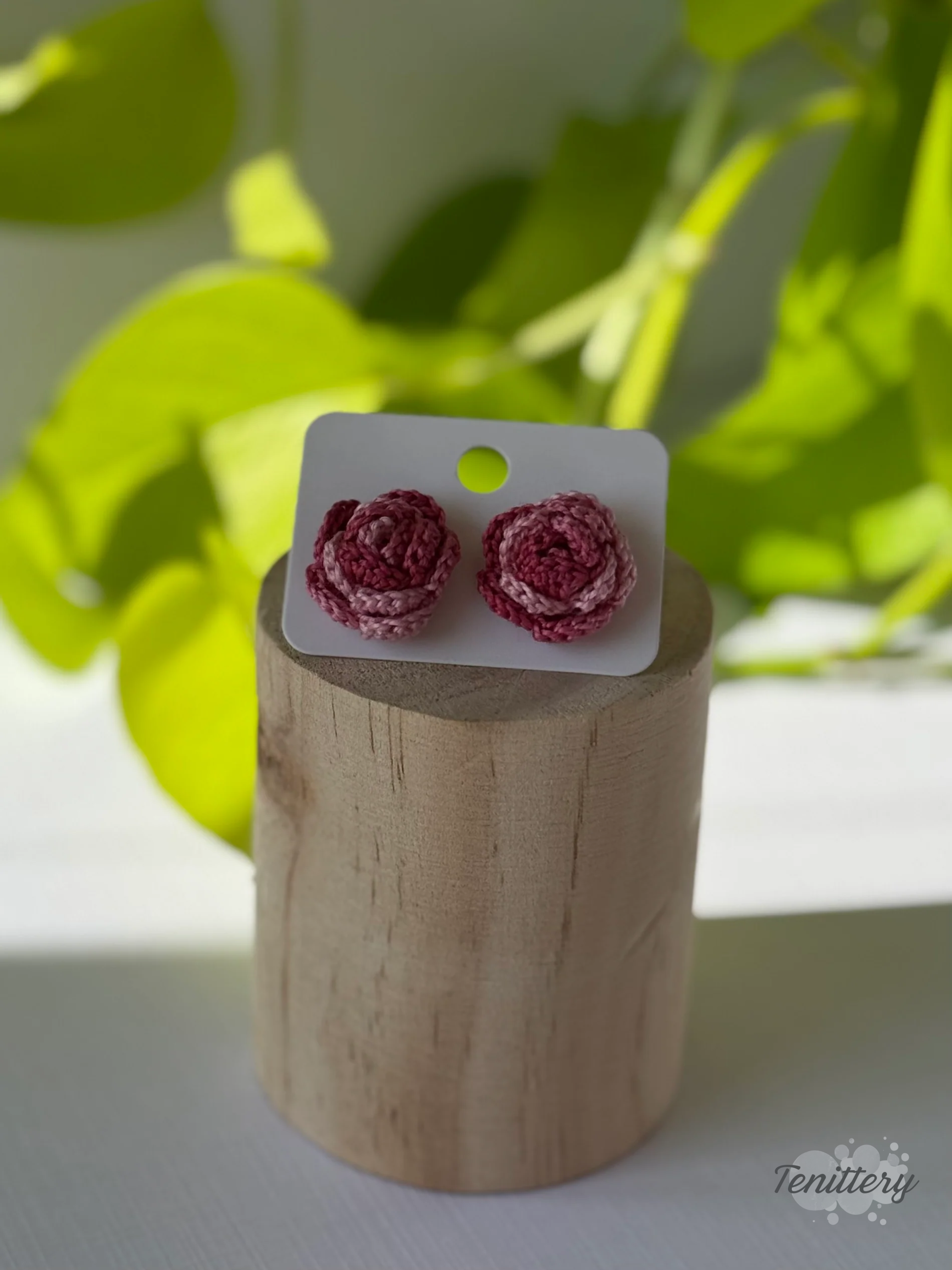 Háčkované náušnice ve tvaru růžiček, o velikosti 18 mm s puzetami z chirurgické oceli v ombré tmavě červených odstínech.