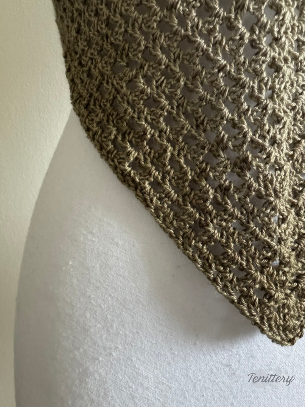 Háčkovaný šátek Ombre Breeze ze vzdušné akrylové příze v olivových odstínech - detail vzoru.