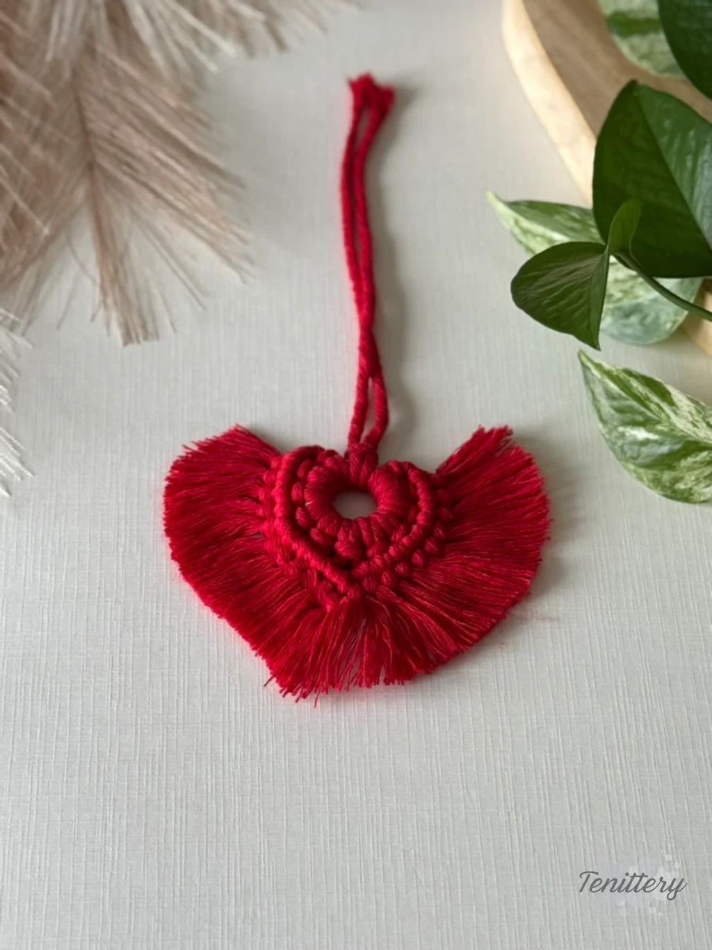 Macramé aromadifuzér Spirit v červené barvě.
