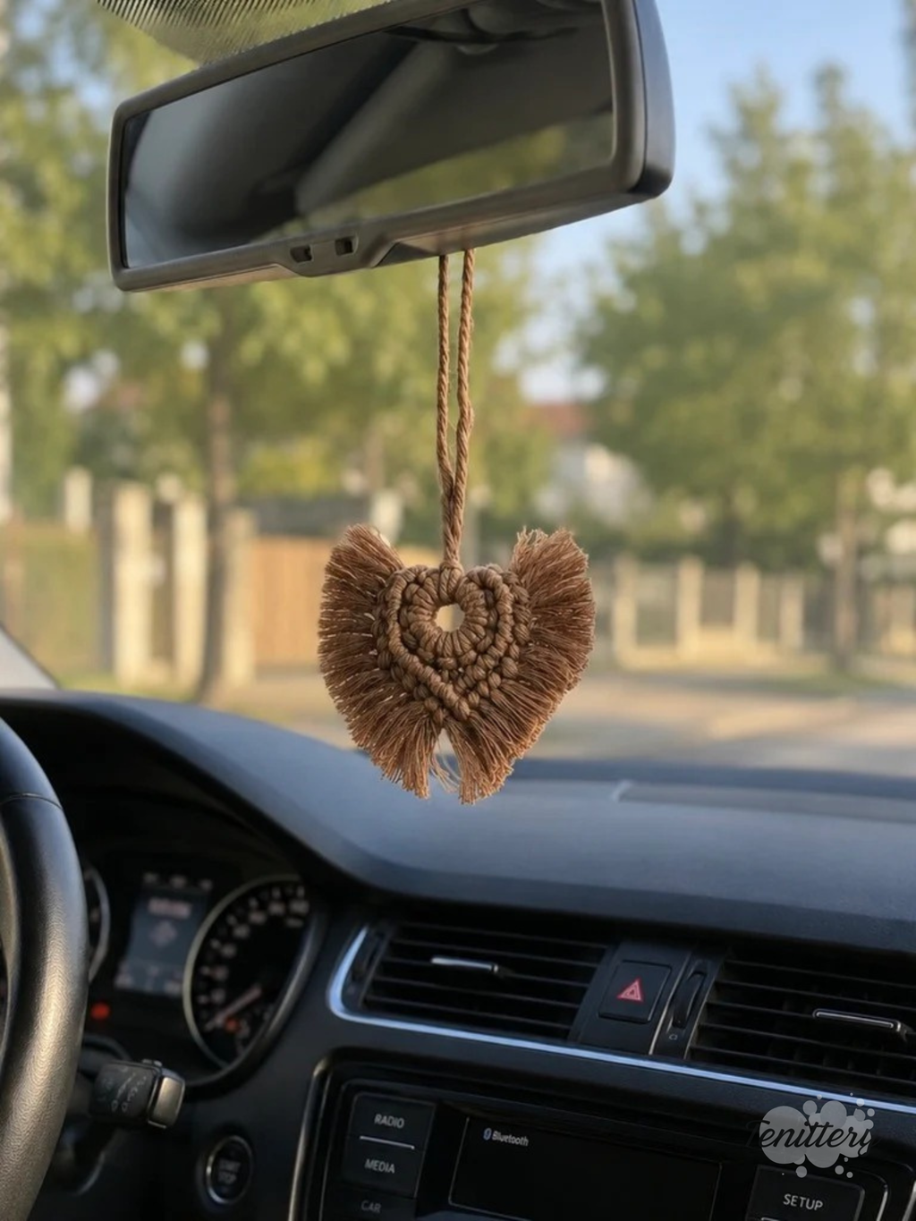 Macramé aromadifuzér Spirit v hnědé barvě v autě.