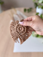 Macramé aromadifuzér Spirit v hnědé barvě v ruce.