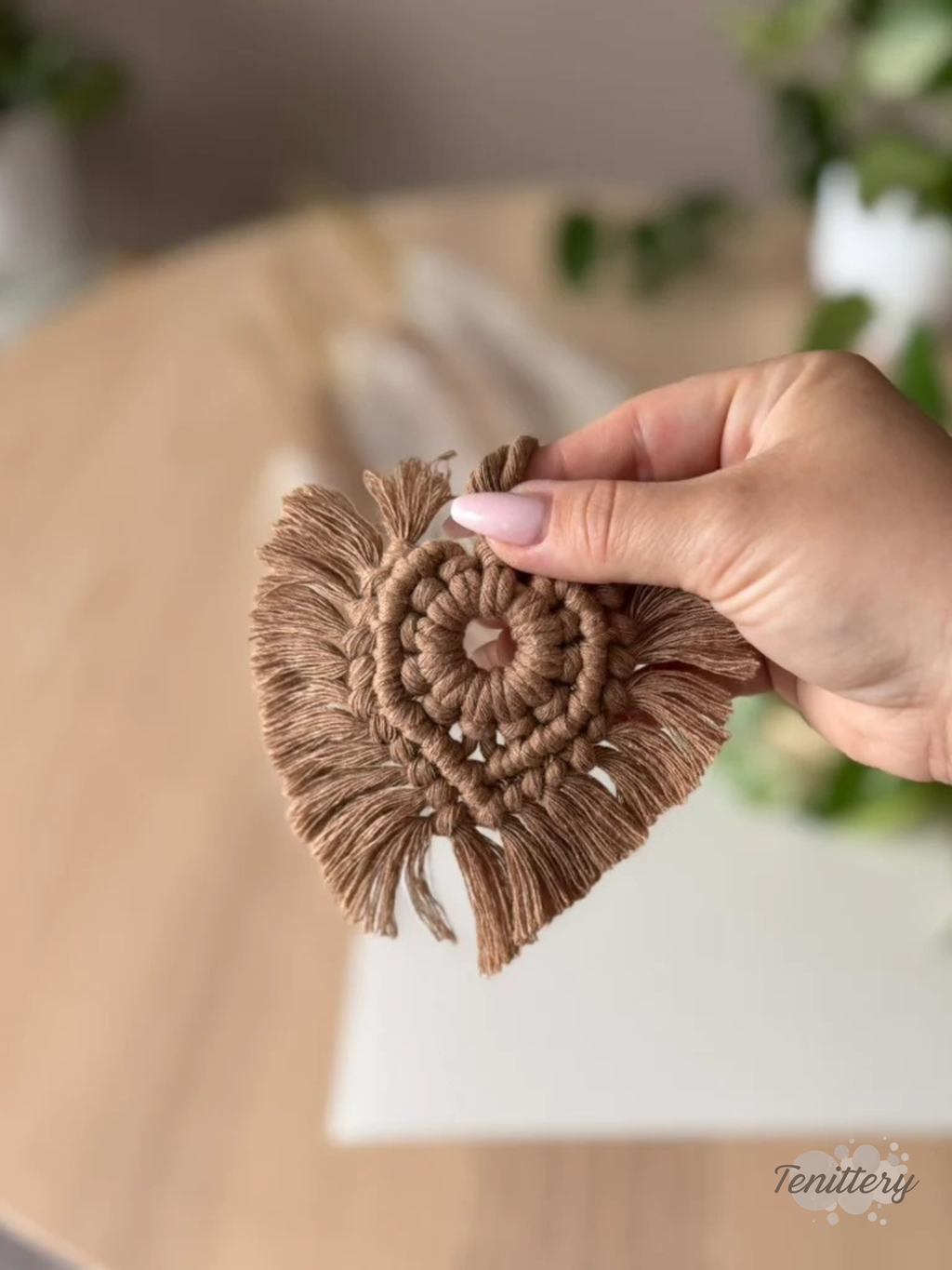 Macramé aromadifuzér Spirit v hnědé barvě v ruce.