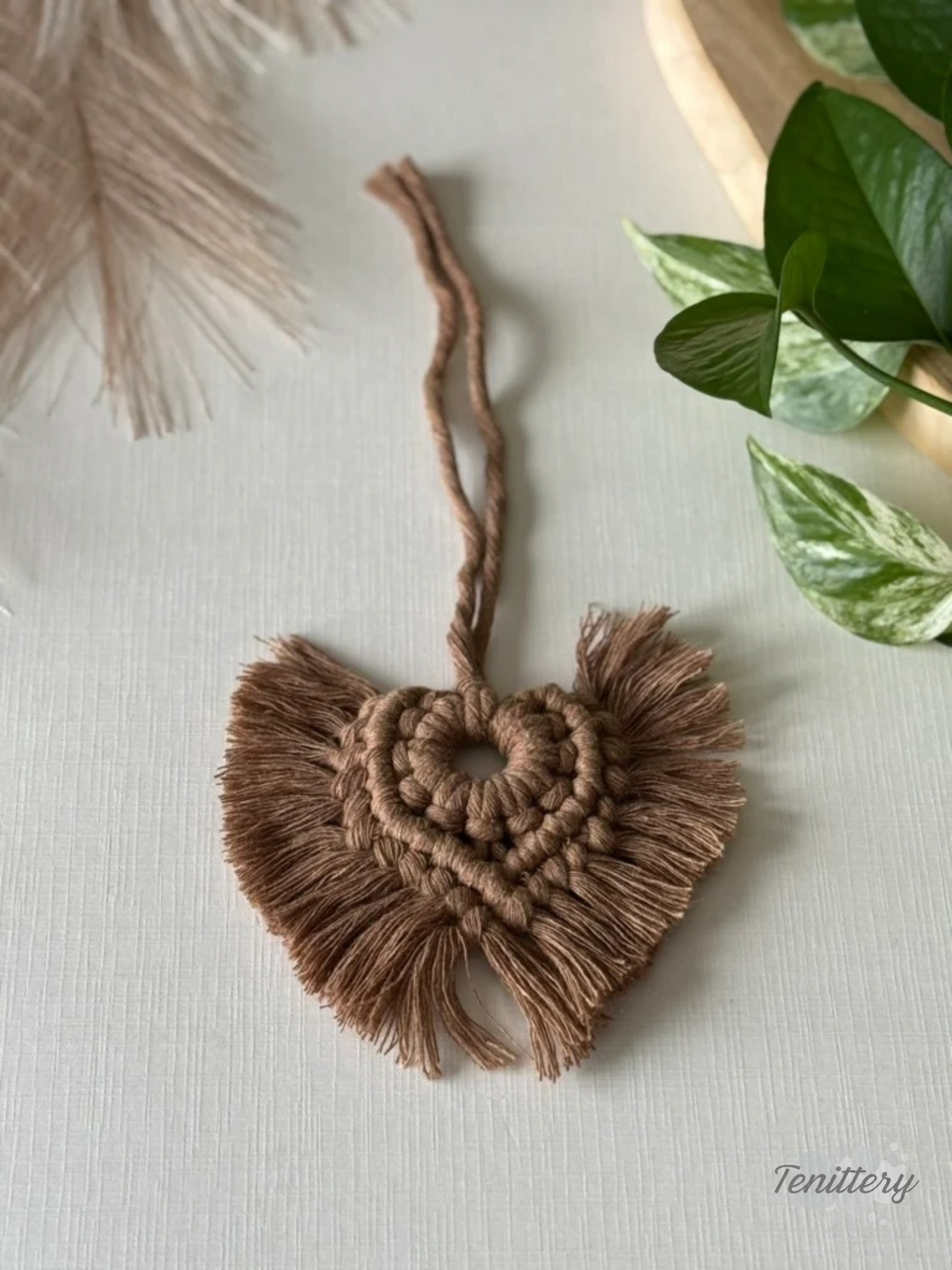 Macramé aromadifuzér Spirit v hnědé barvě.
