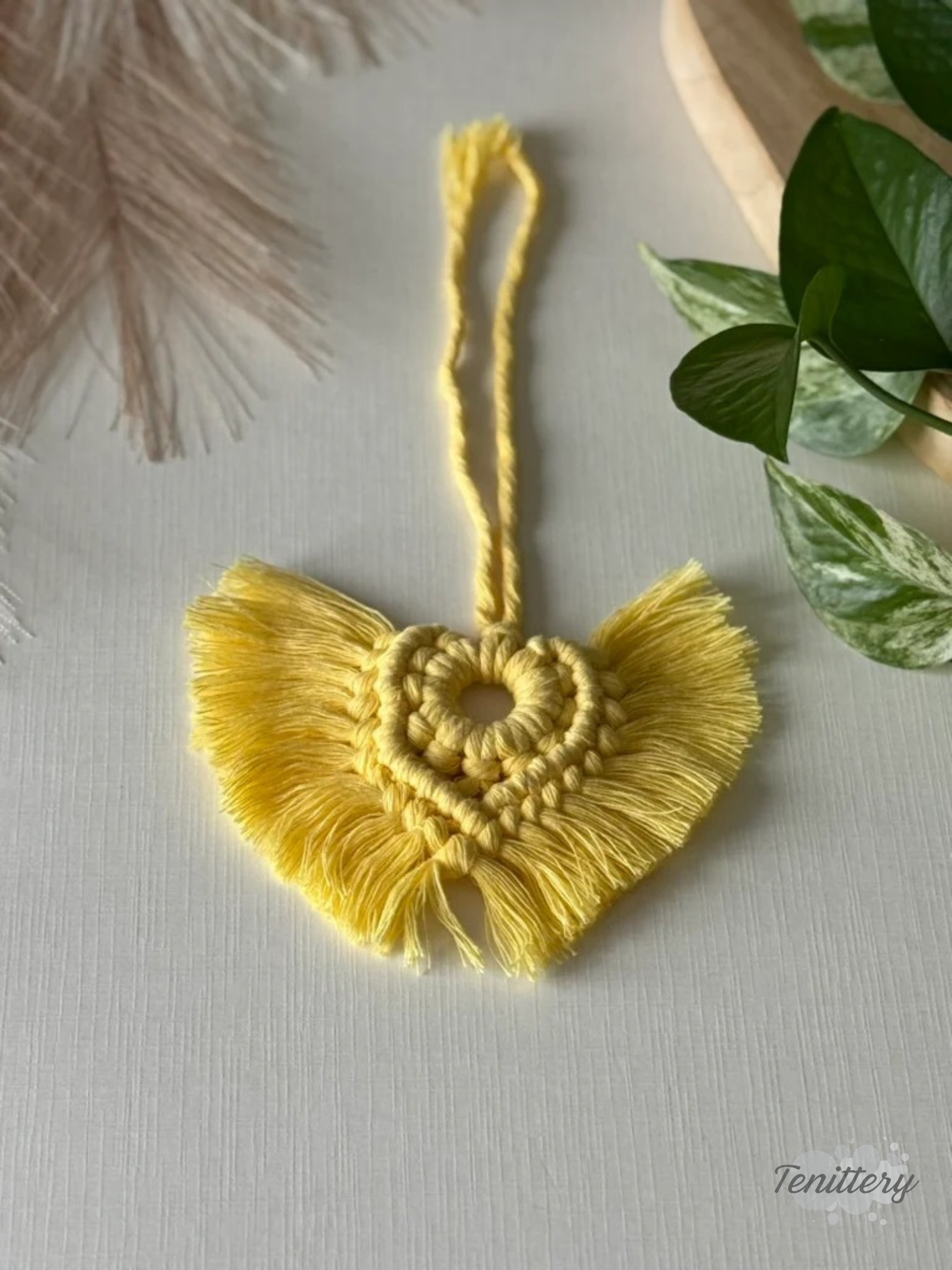 Macramé aromadifuzér Spirit ve světle žluté barvě.