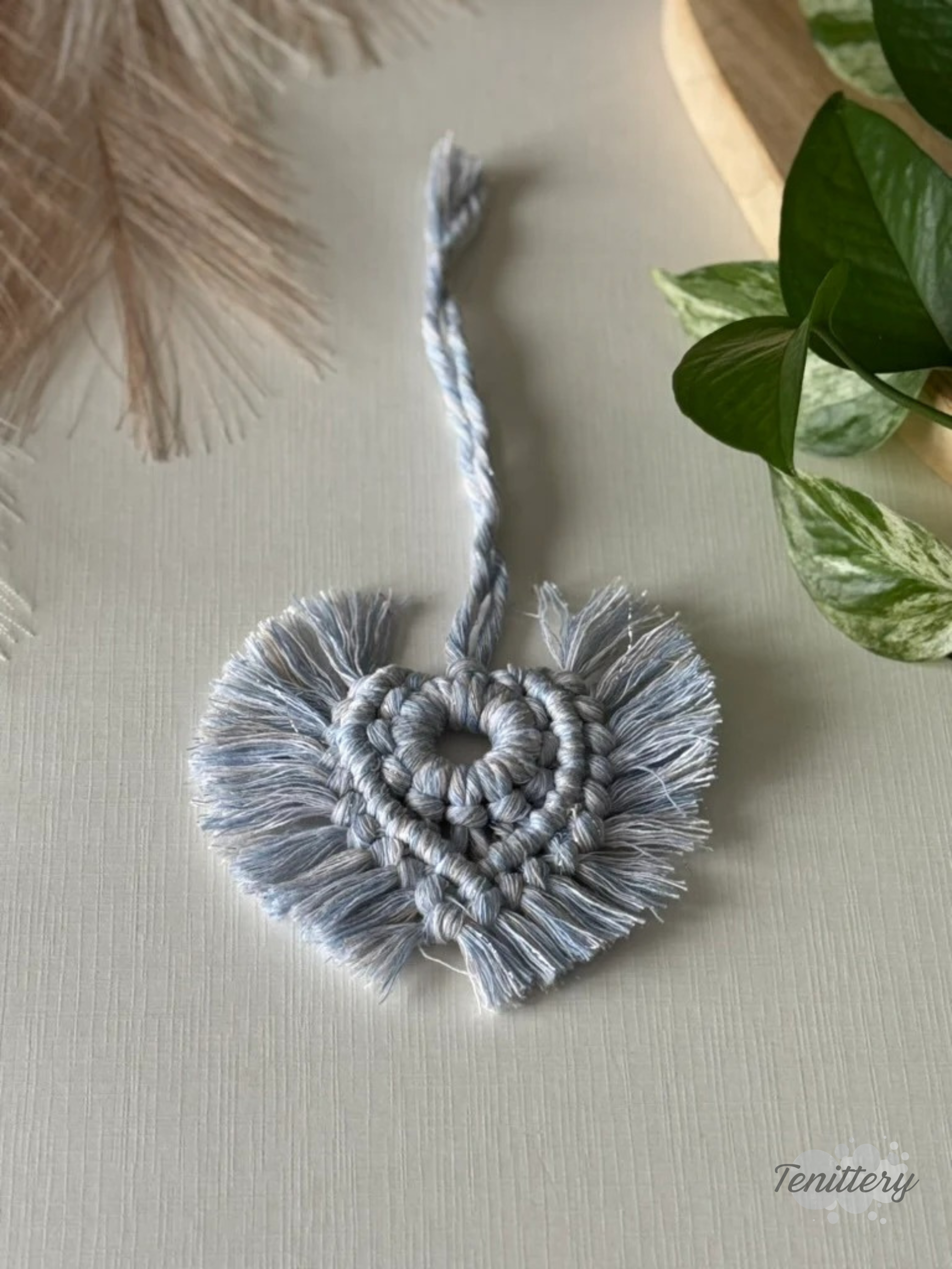 Macramé aromadifuzér Spirit v žíhané světle modré barvě s třpytivou nitkou.