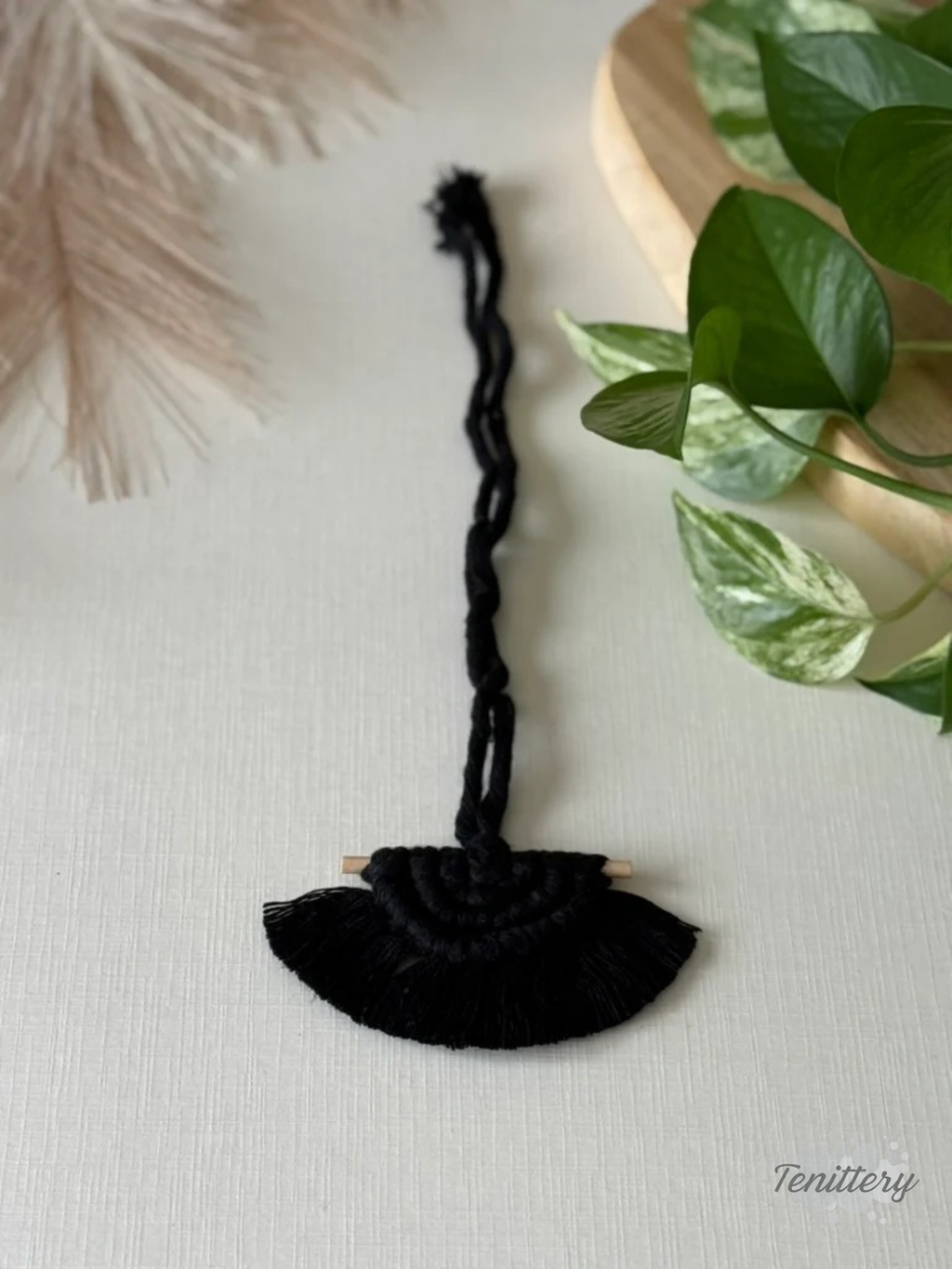 Macramé aromadifuzér Boho v černé barvě.