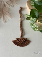 Macramé aromadifuzér Boho v hnědé barvě.
