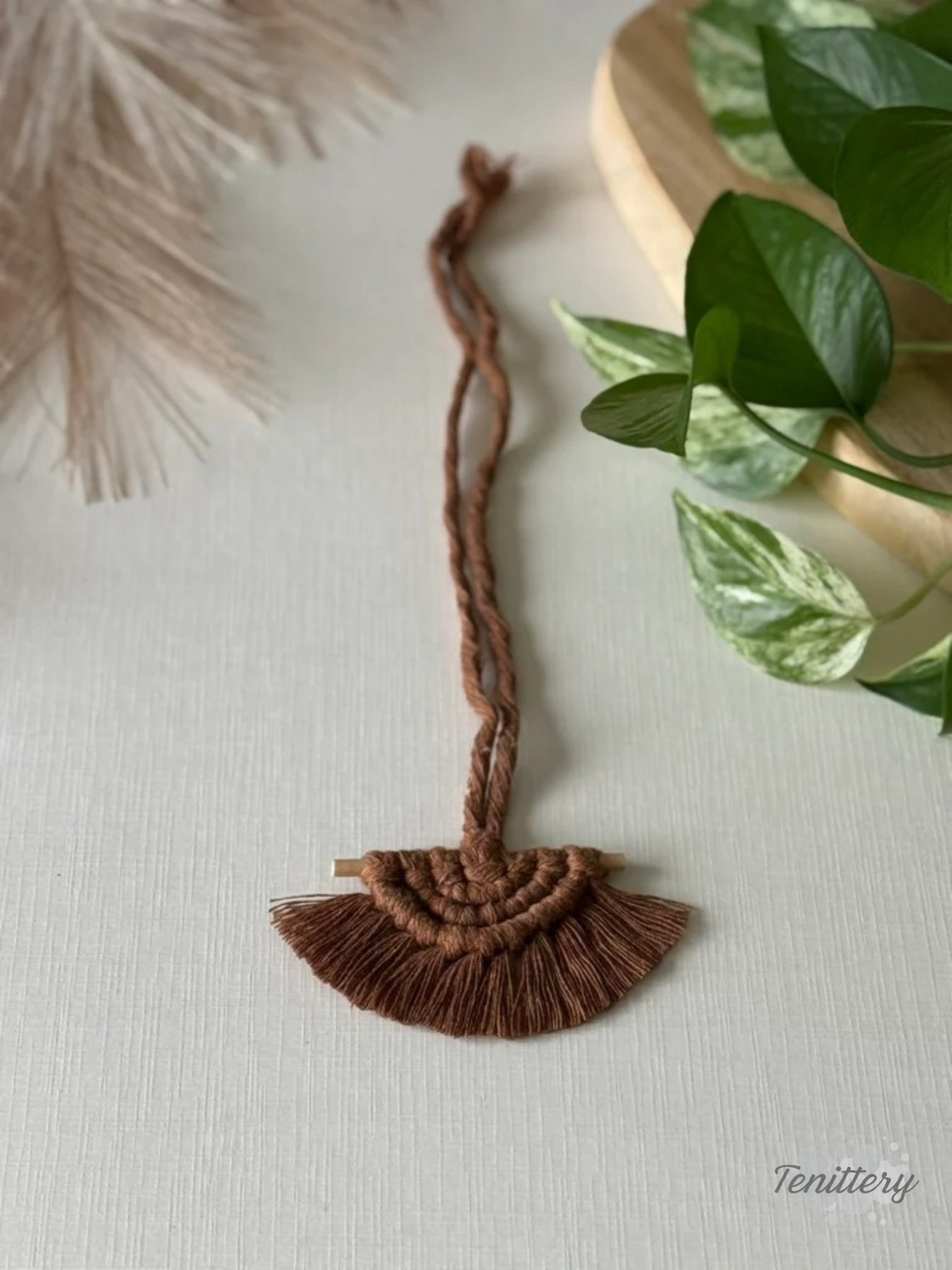 Macramé aromadifuzér Boho v hnědé barvě.