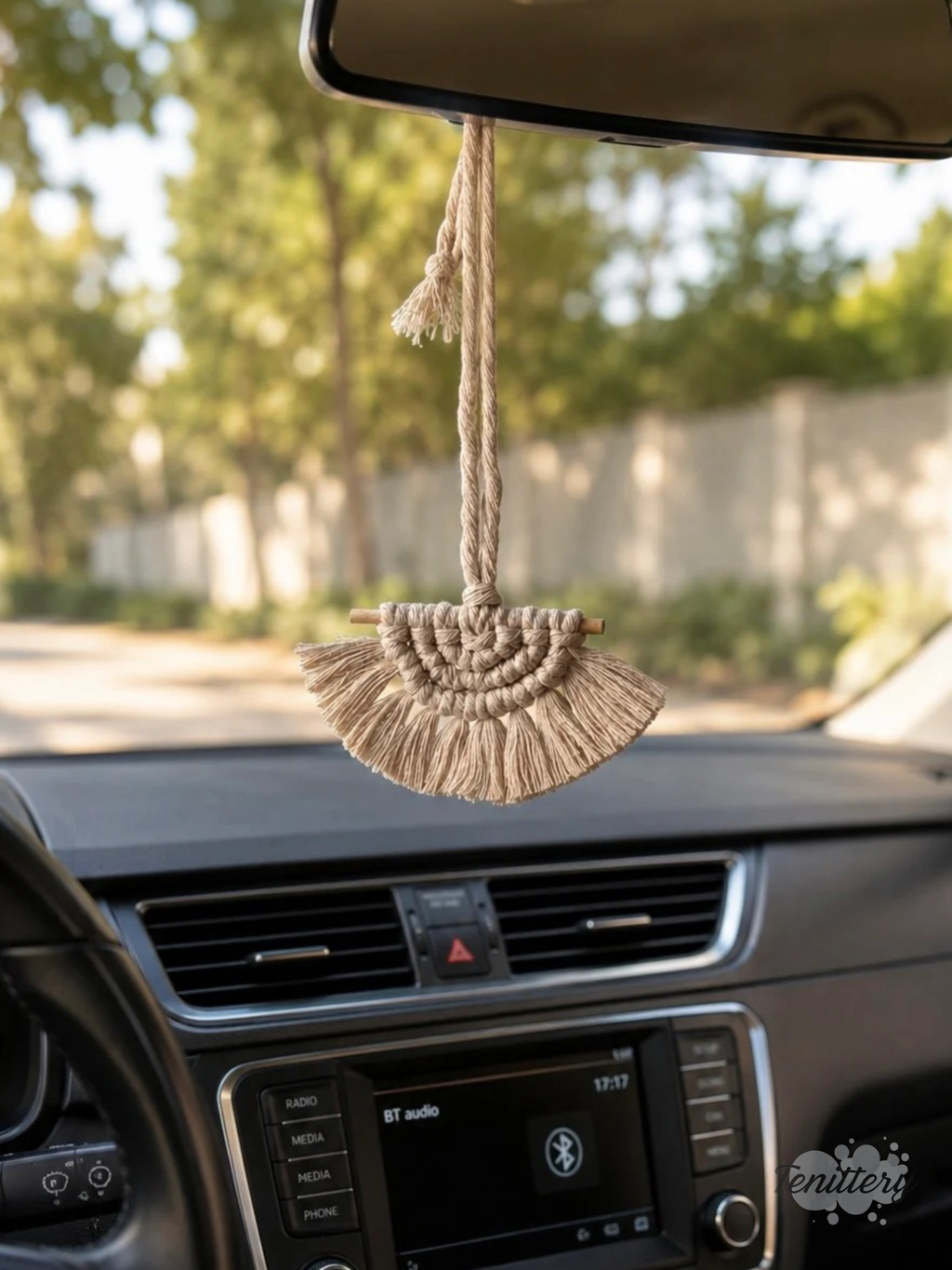 Macramé aromadifuzér Boho v krémové barvě v autě.