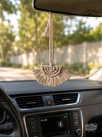 Macramé aromadifuzér Boho v krémové barvě v autě.